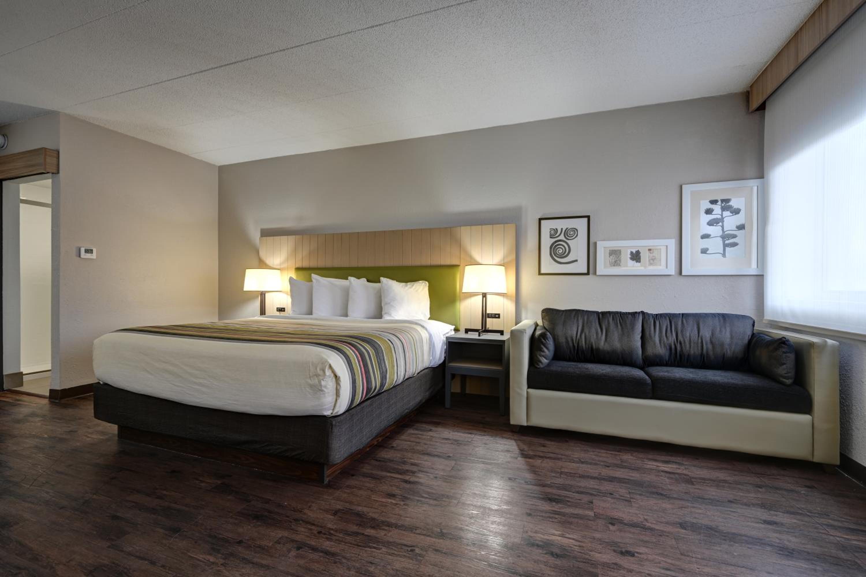 King Suite - Non-Smoking - Photo 1