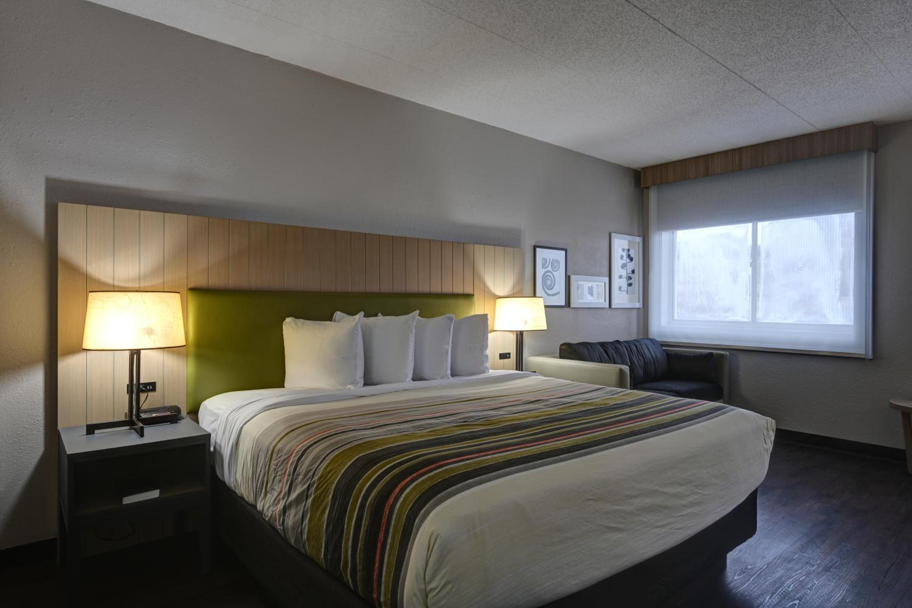 King Suite - Non-Smoking - Photo 3