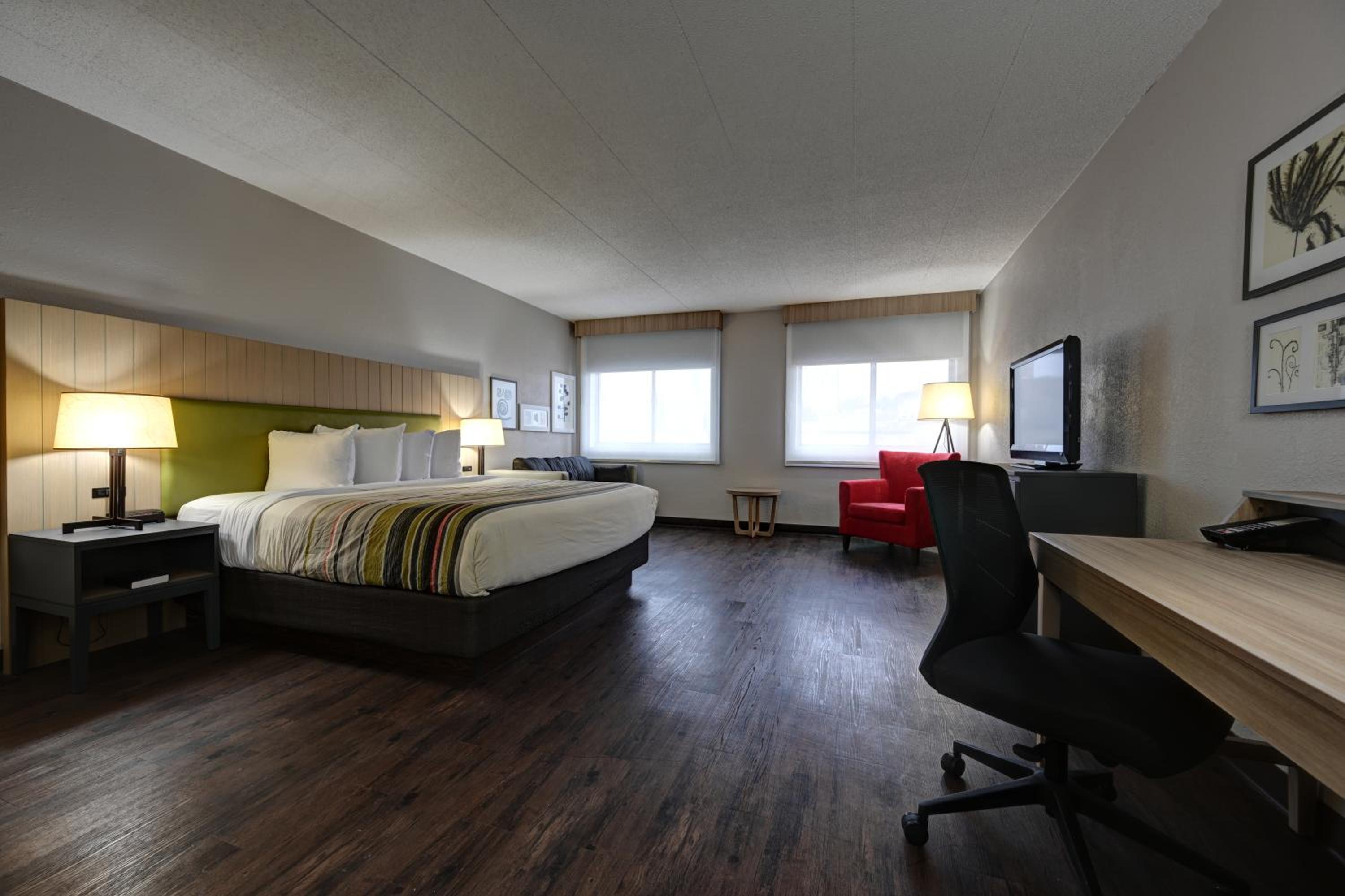 King Suite - Non-Smoking - Photo 2