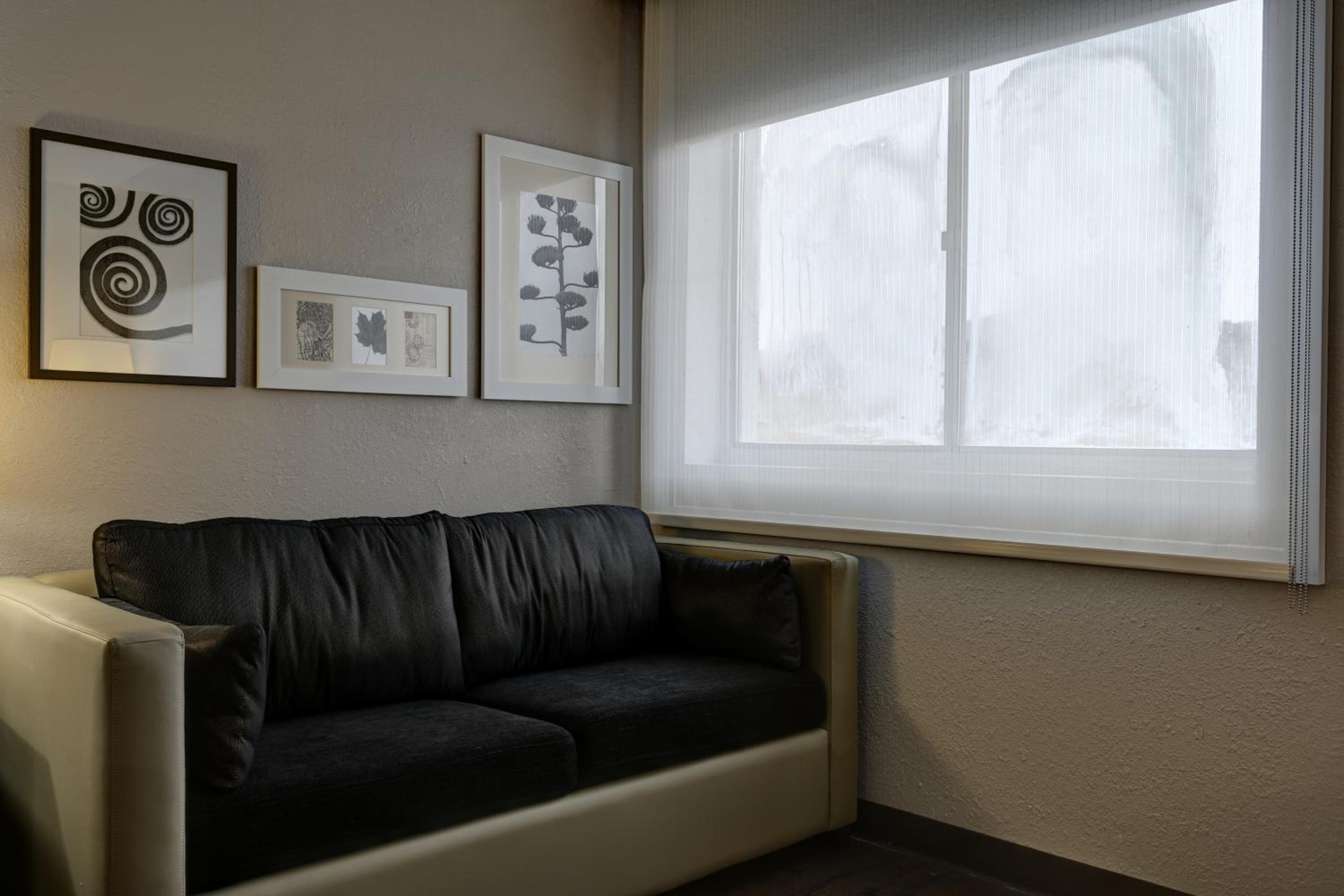 King Suite - Non-Smoking - Photo 8