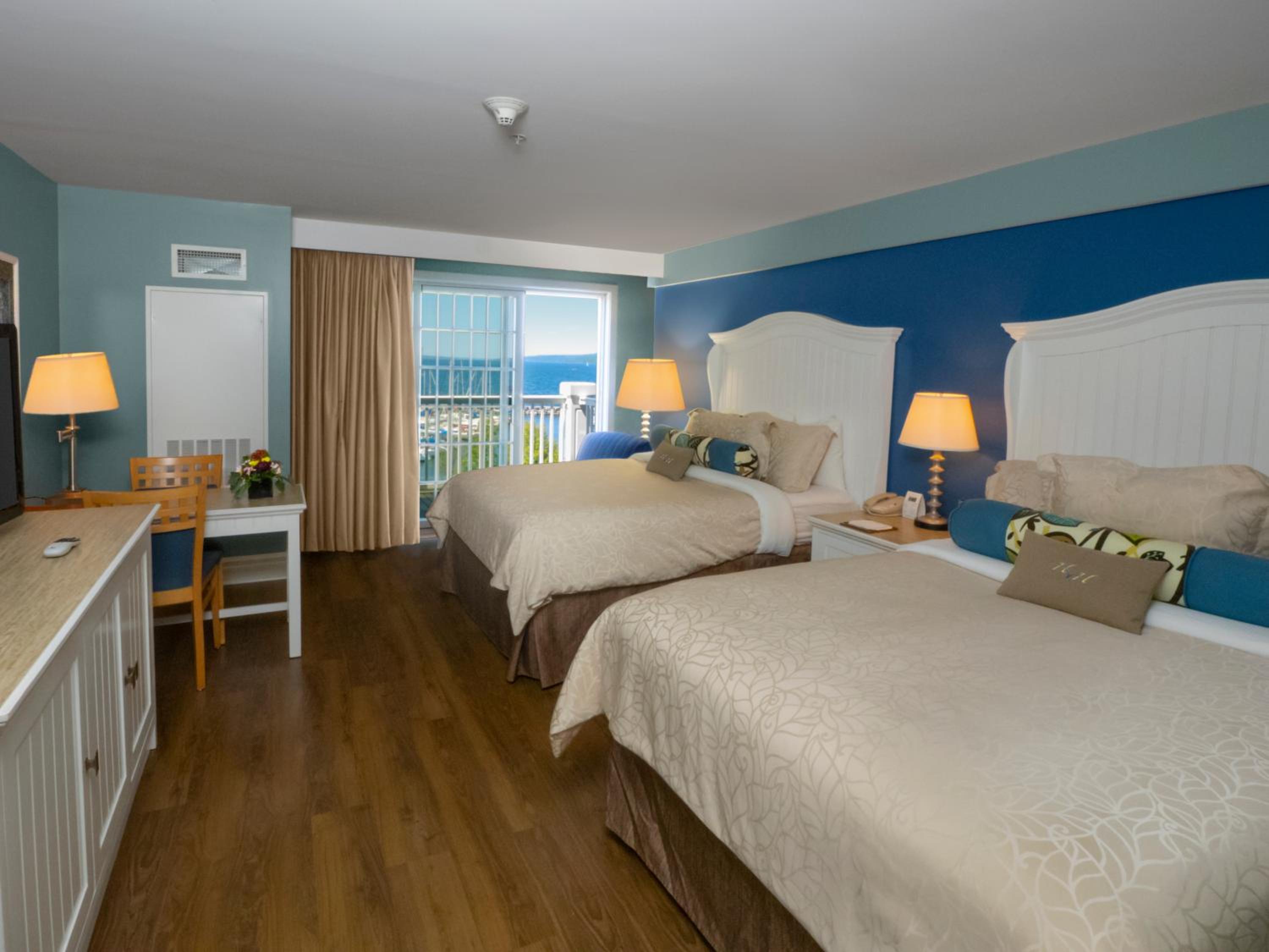 Queen Room with Patio and Lake View