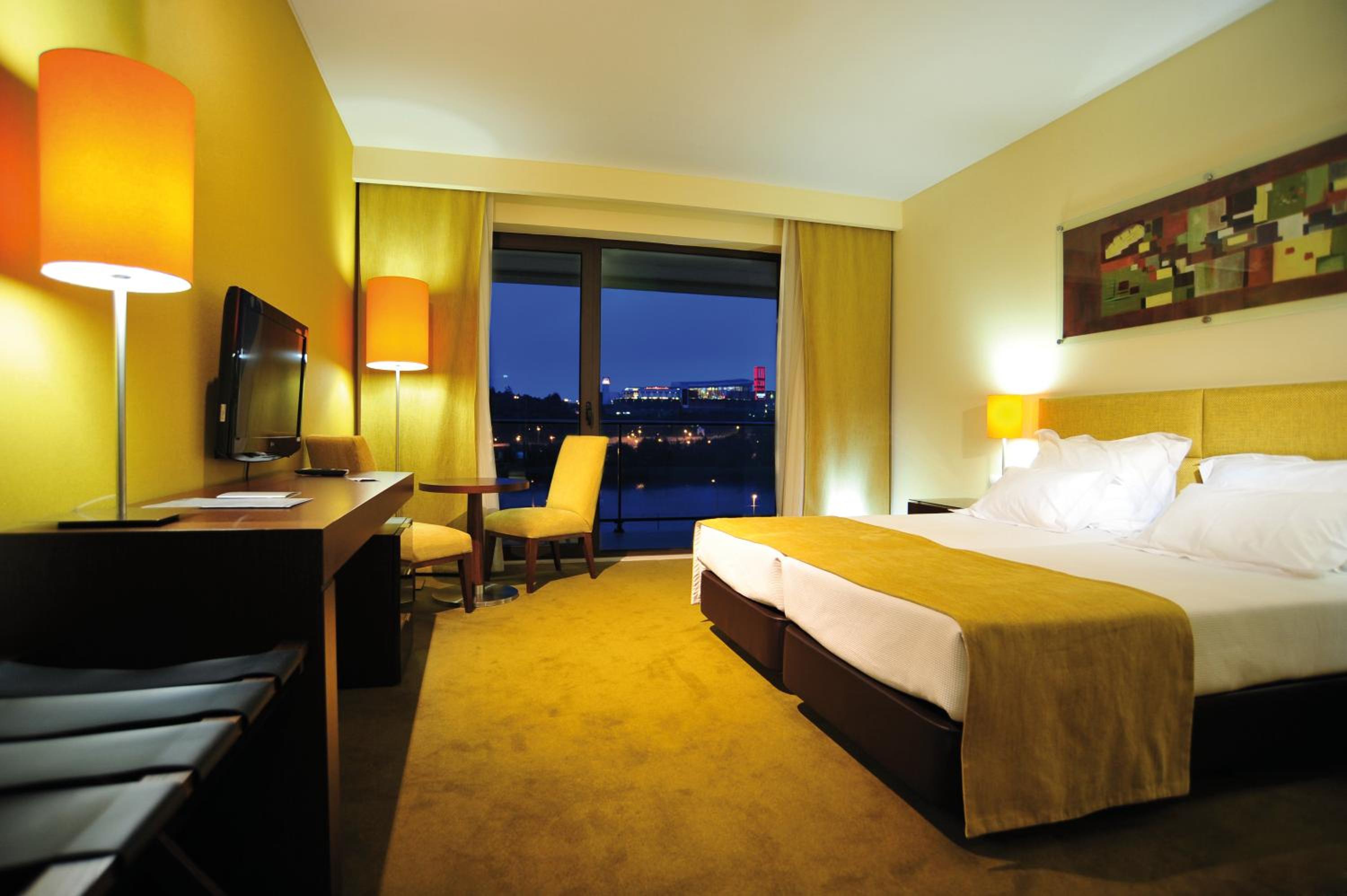 Twin Room with Pool View - Photo 5
