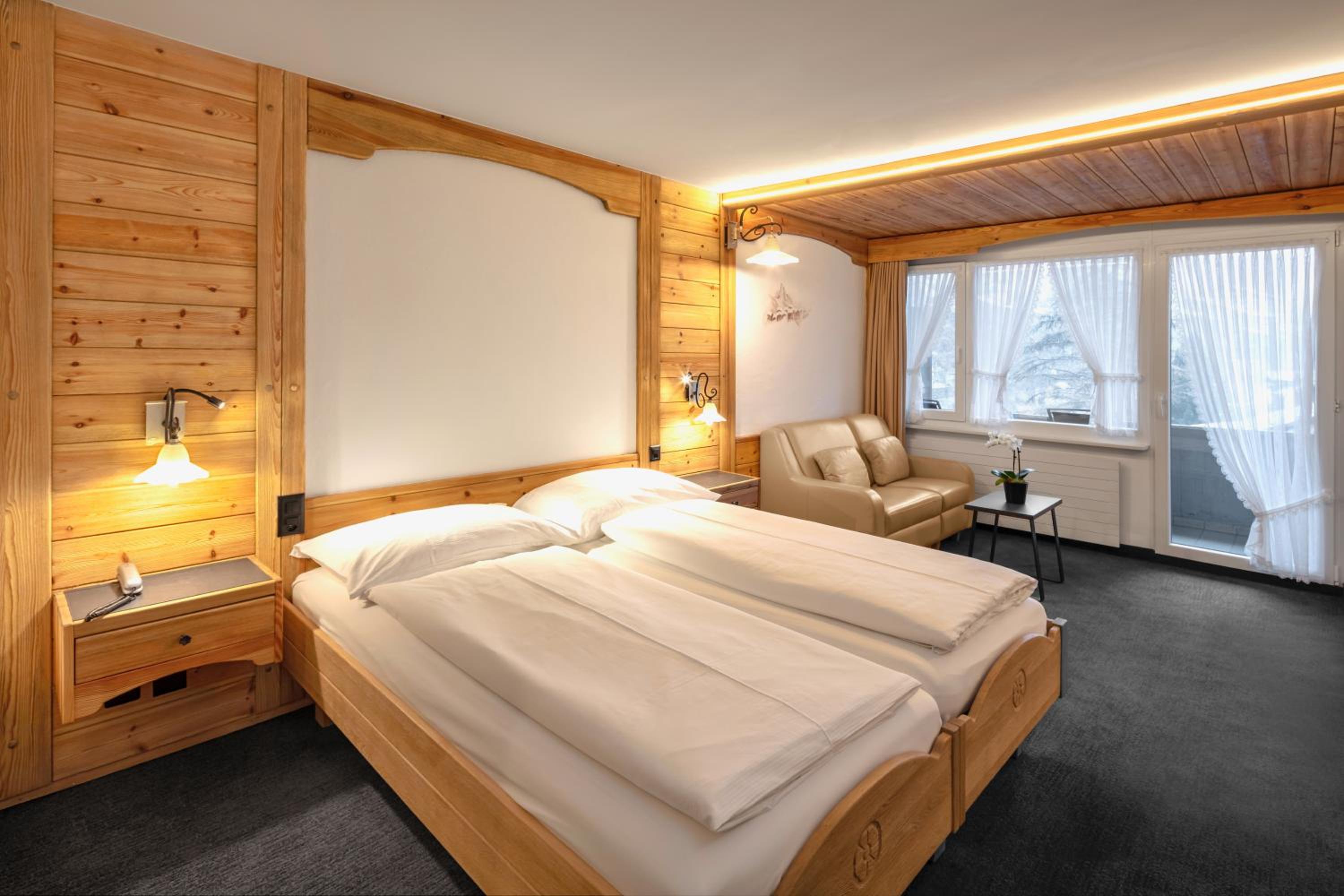 Twin Room with Matterhorn View - Photo 7