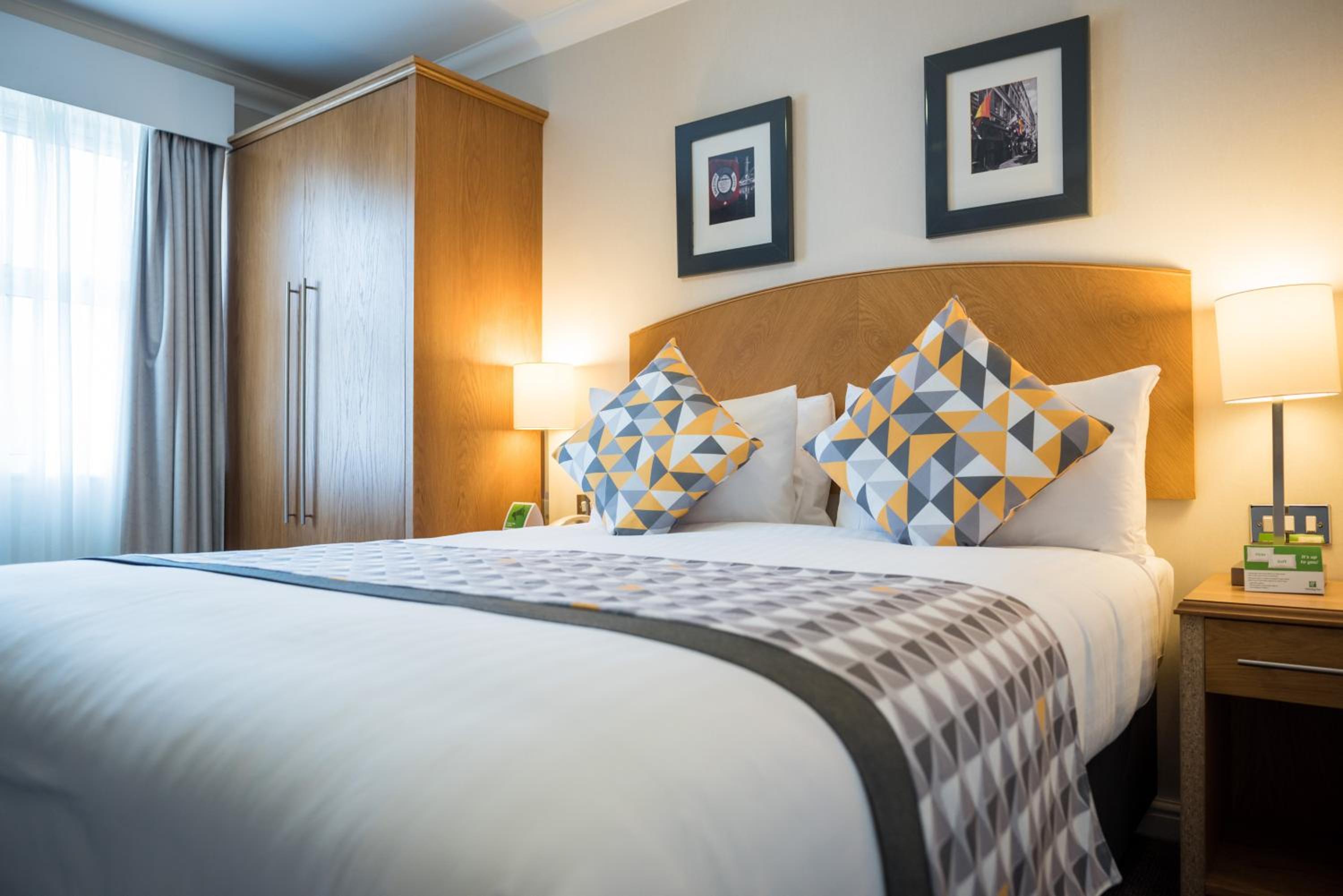 Standard Double Room - Disability Access - Photo 8