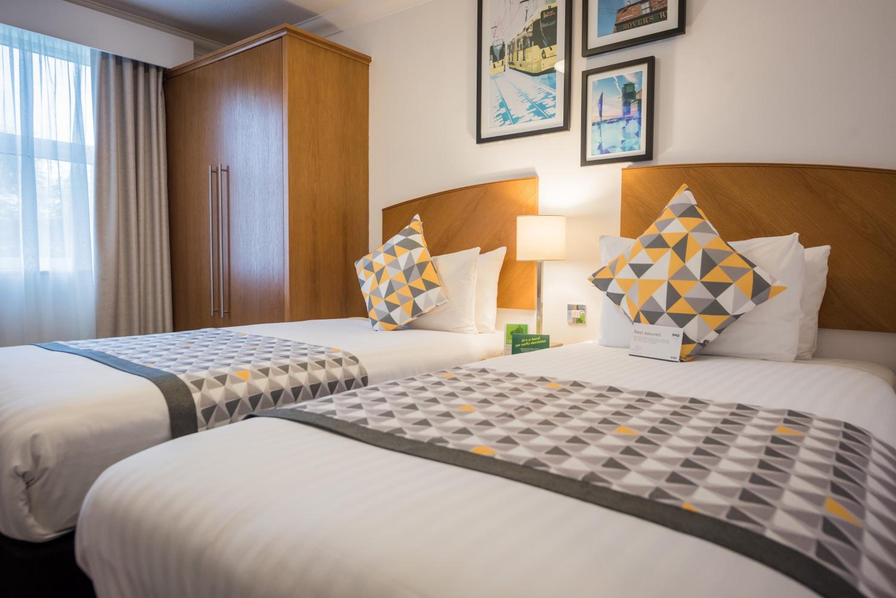 Standard Room with Two Single Beds - Photo 11