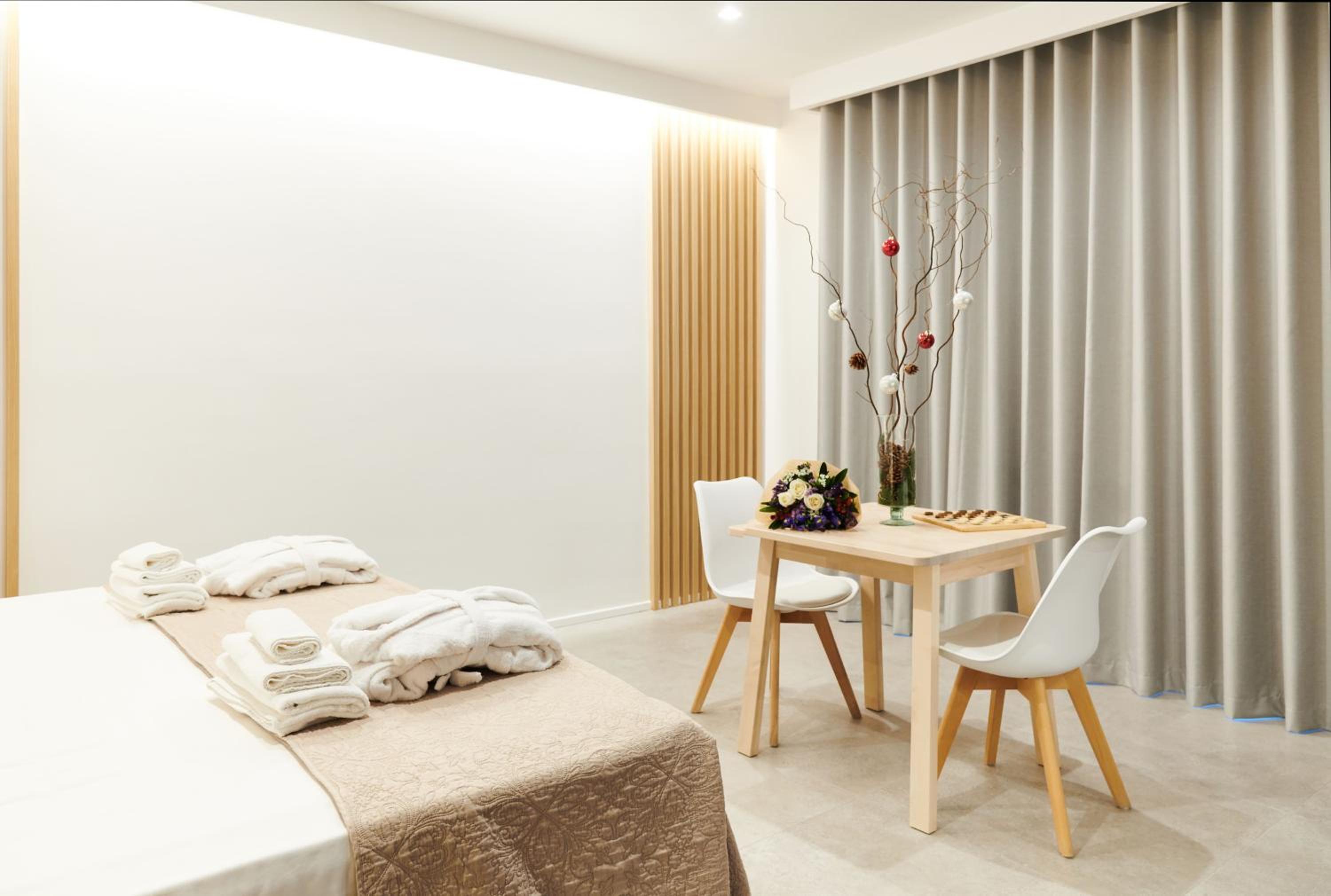 Deluxe Double Room with Bath - Photo 6