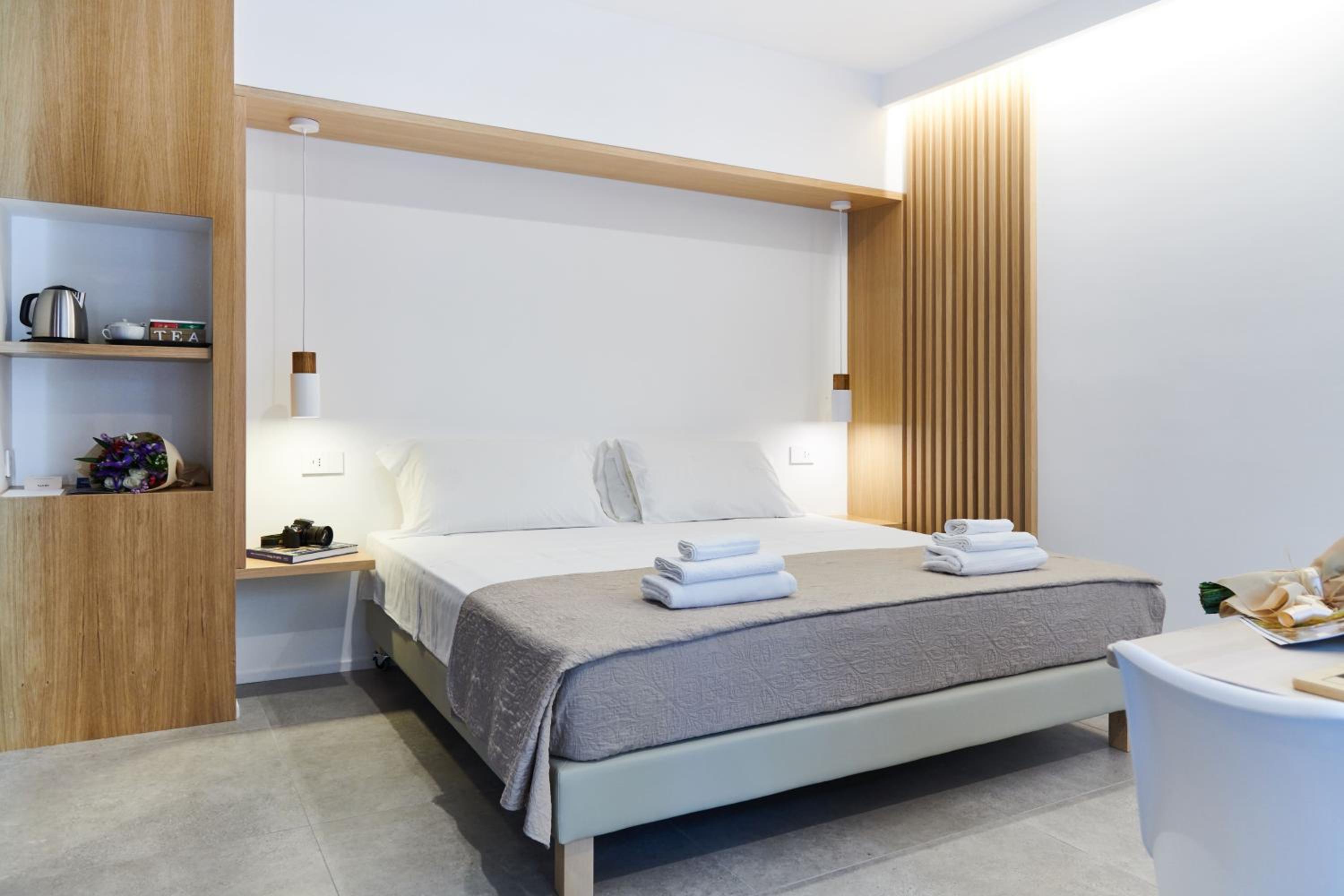 Deluxe Double Room with Bath - Photo 3