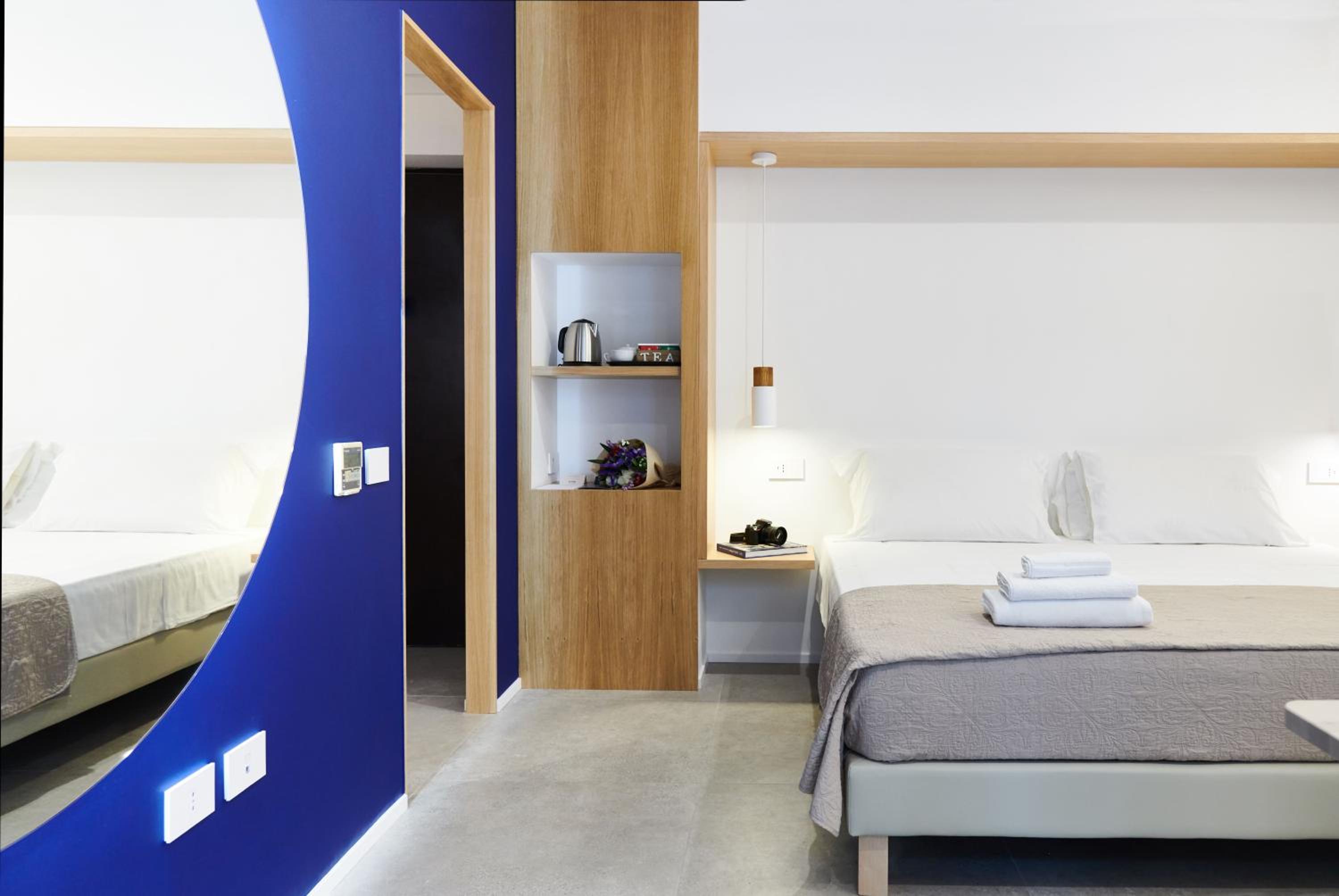 Deluxe Double Room with Bath - Photo 4