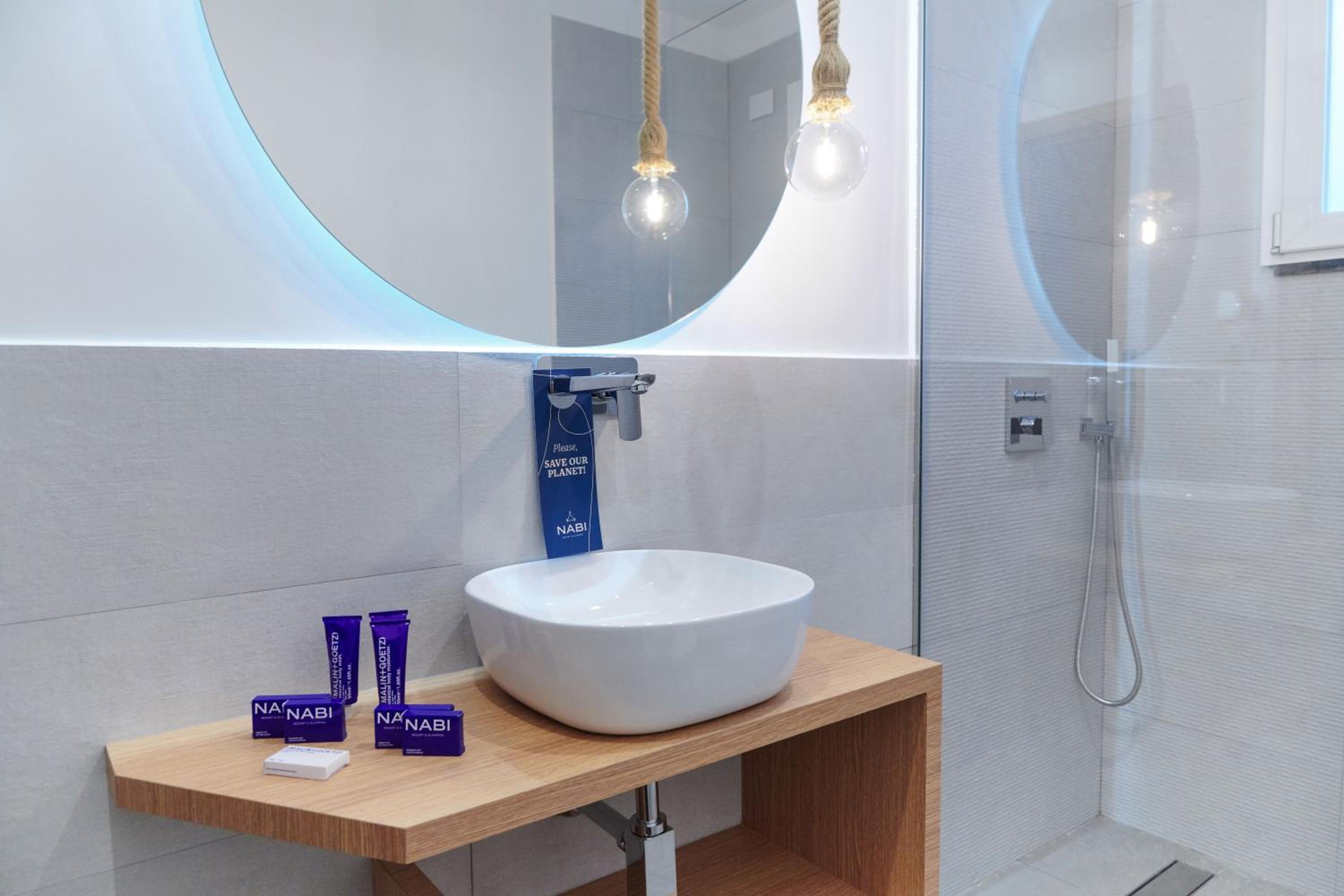 Deluxe Double Room with Bath - Photo 9