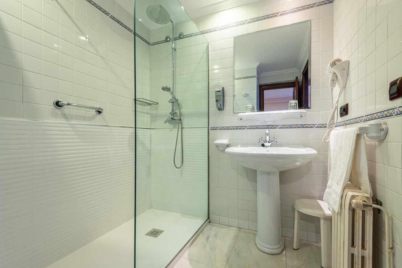 Twin Room - Photo 3