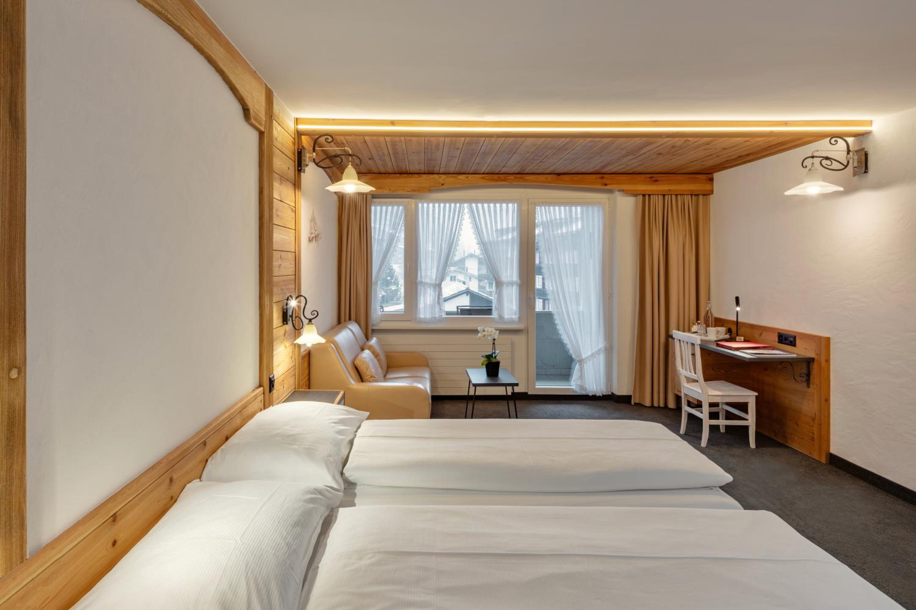 Twin Room with Matterhorn View - Photo 12
