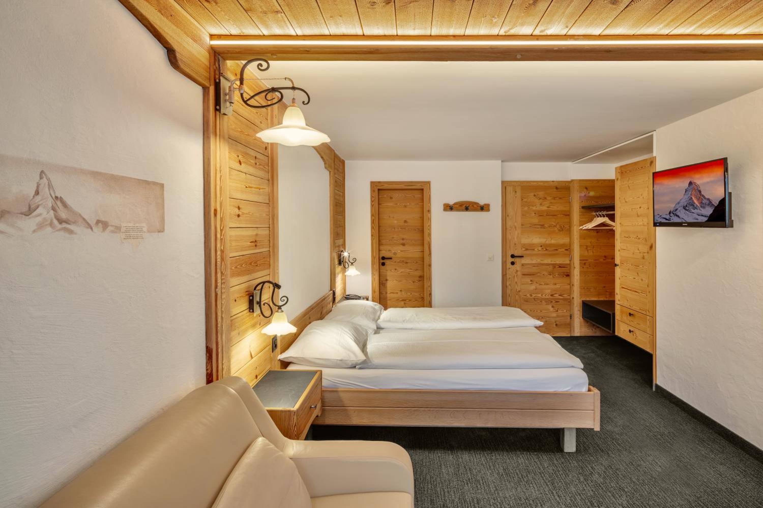 Twin Room with Matterhorn View - Photo 11