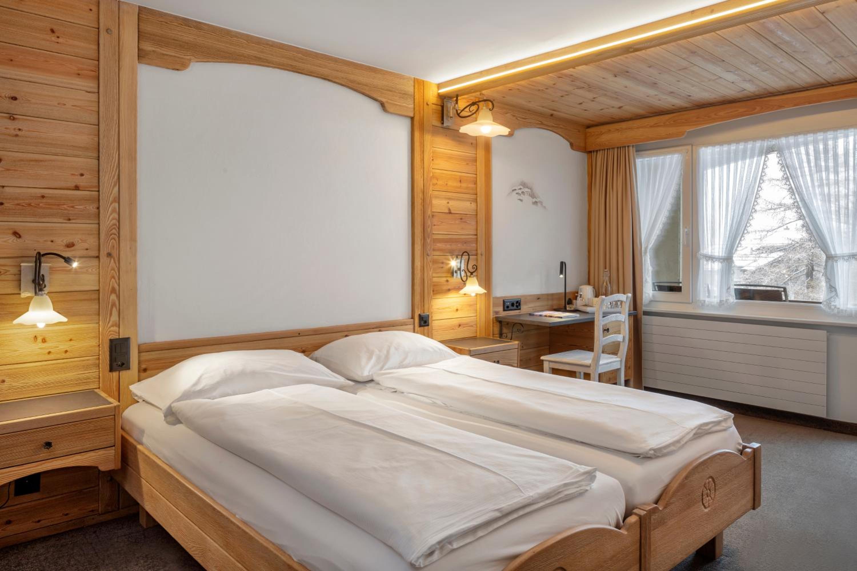 Twin Room with Matterhorn View - Photo 3
