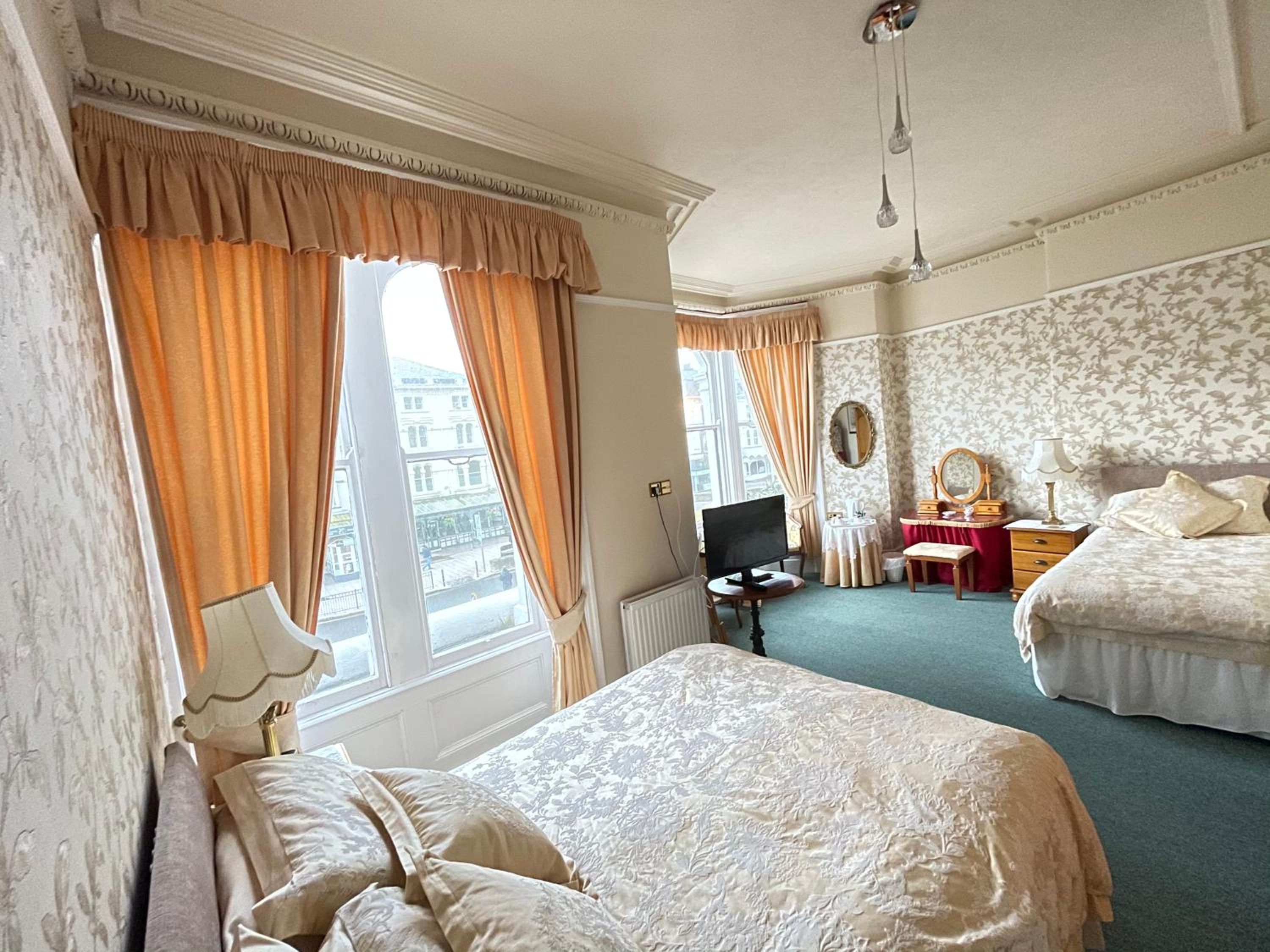 Triple Room with Private Bathroom - Photo 2
