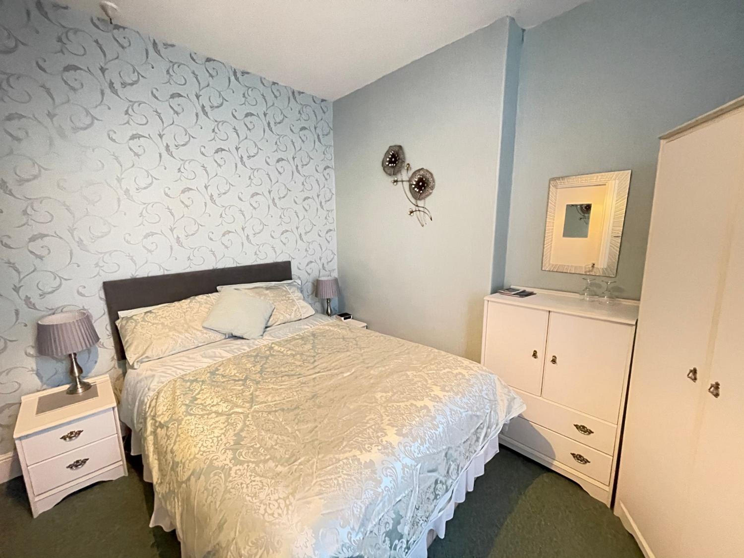 Small Double Room - Photo 4