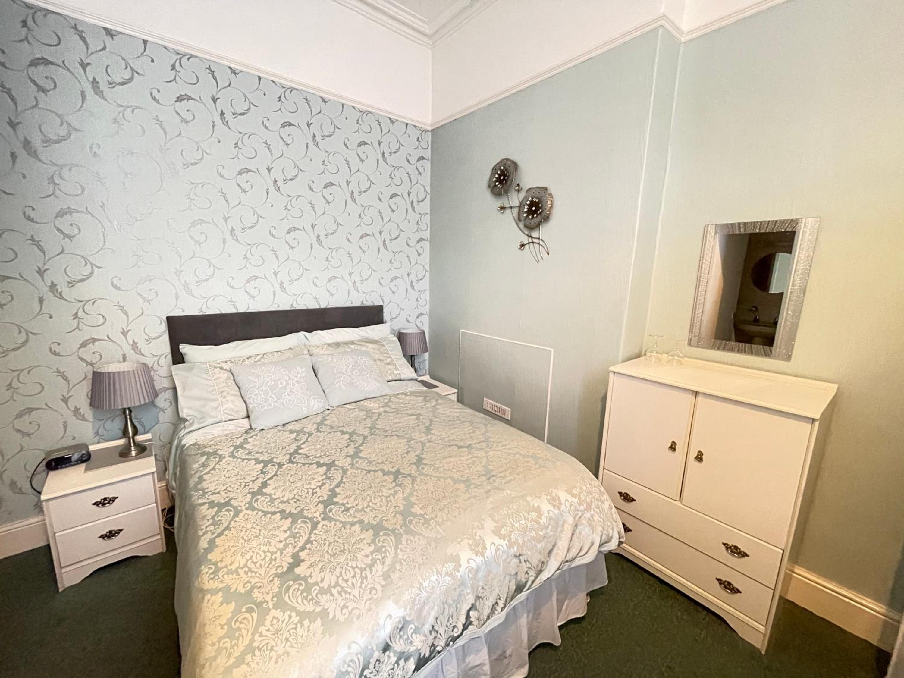 Small Double Room - Photo 1