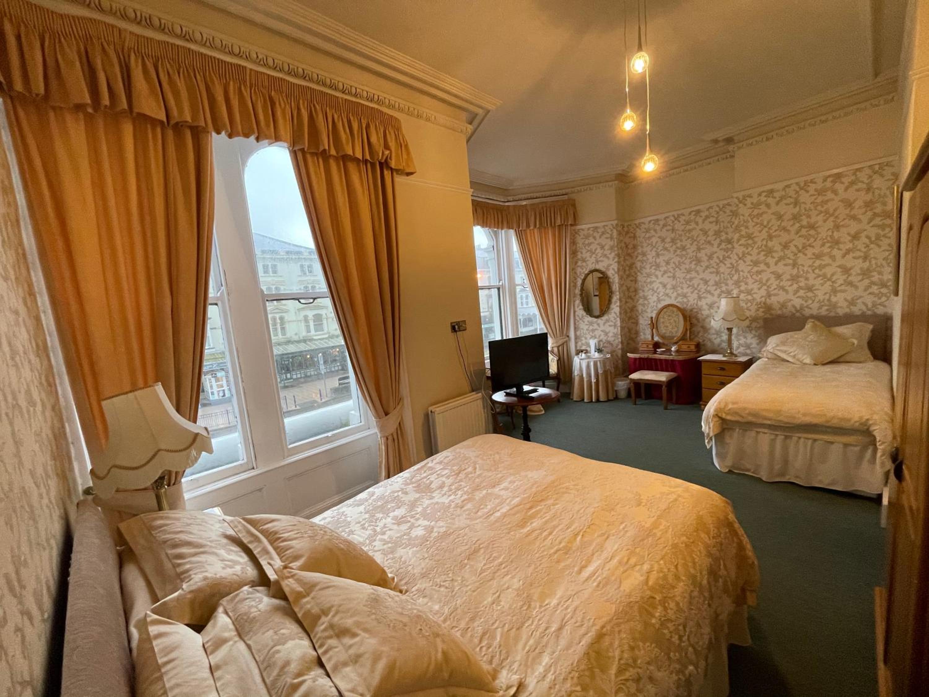 Triple Room with Private Bathroom - Photo 4