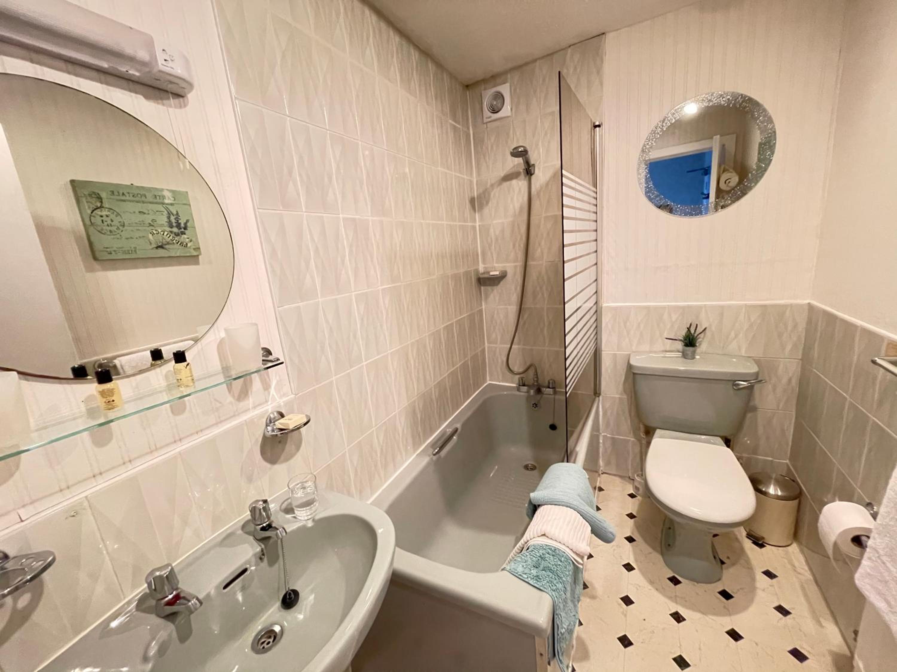 Triple Room with Private Bathroom - Photo 3