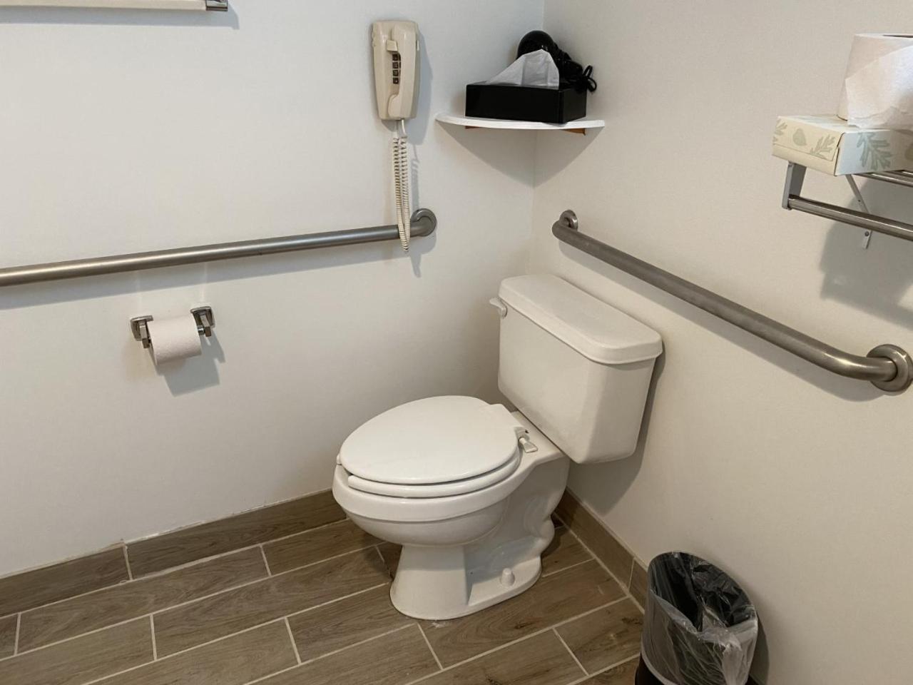King Room with Bath Tub - Mobility Accessible/Non-Smoking - Photo 5