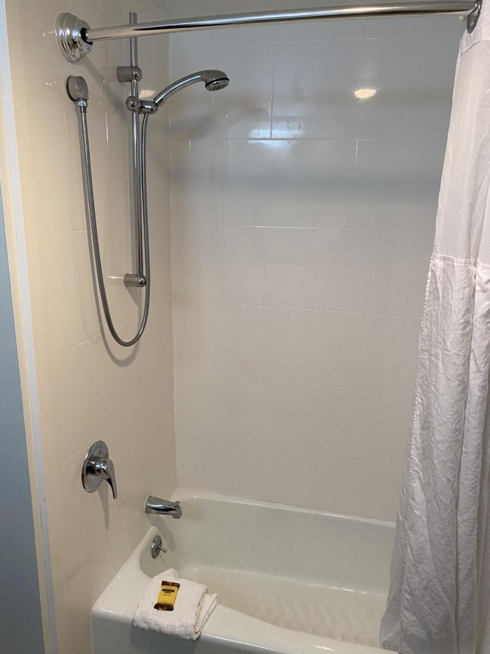 King Room with Bath Tub - Mobility Accessible/Non-Smoking - Photo 6