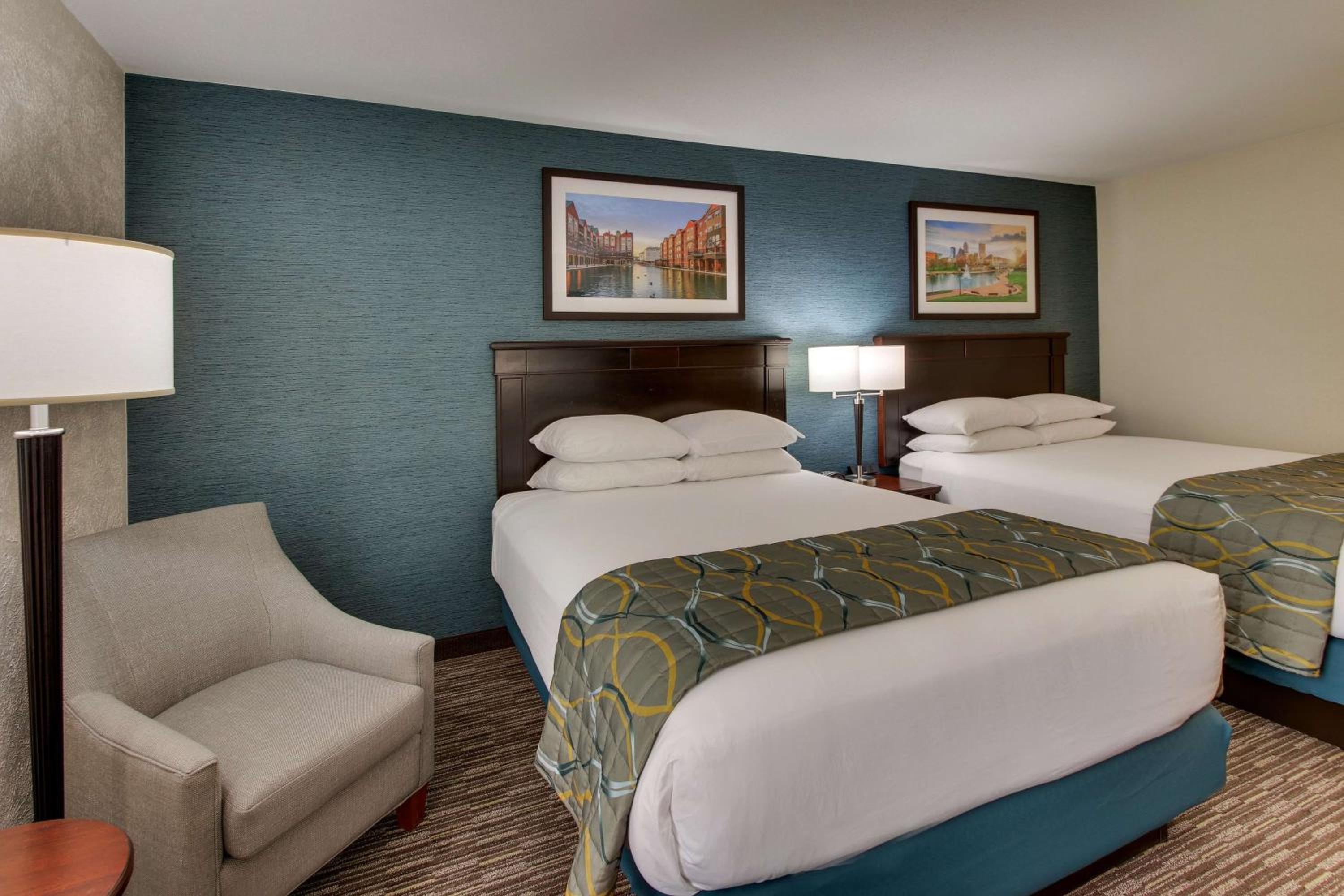 Queen Suite with Two Queen Beds - Photo 4