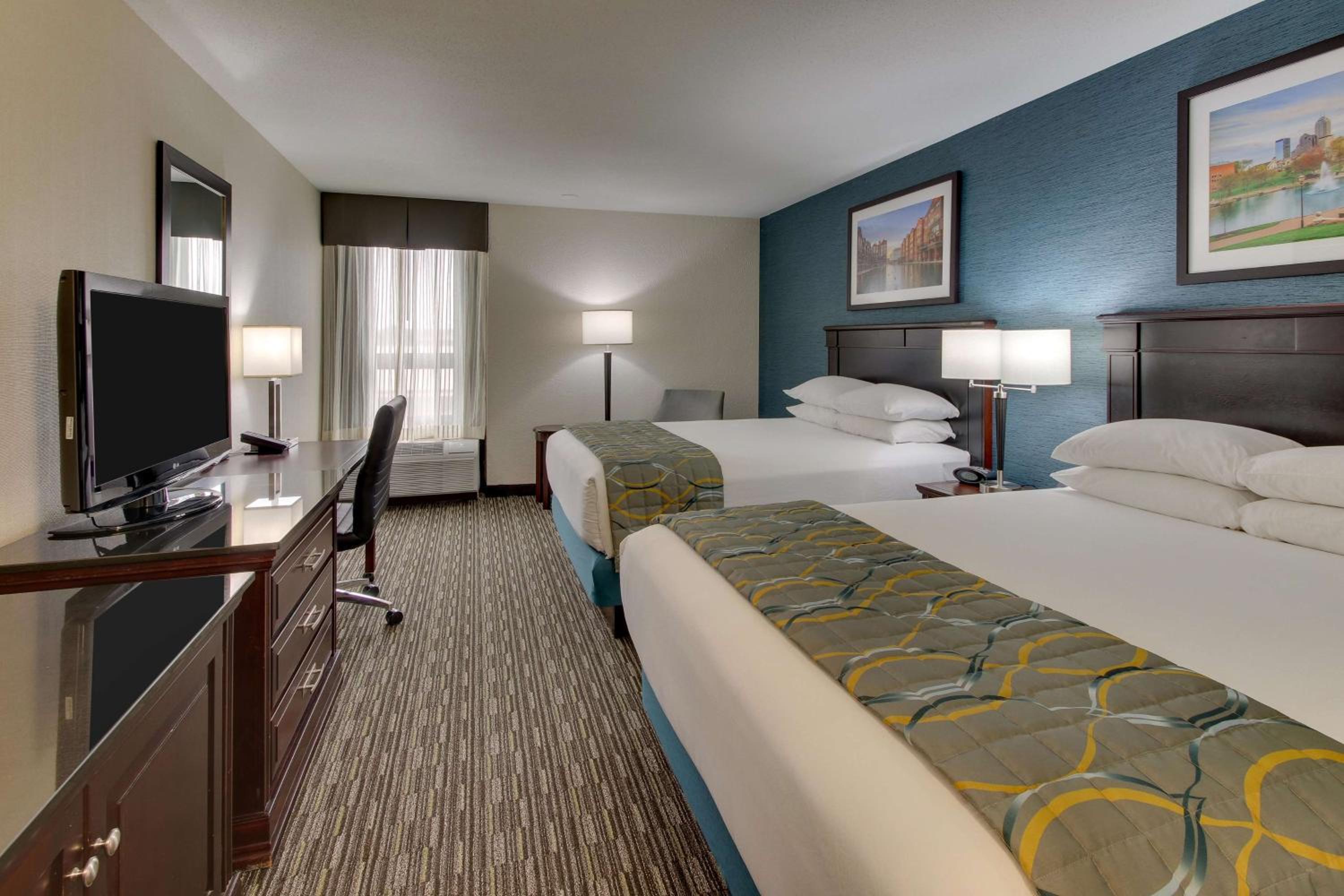 Queen Suite with Two Queen Beds - Photo 5