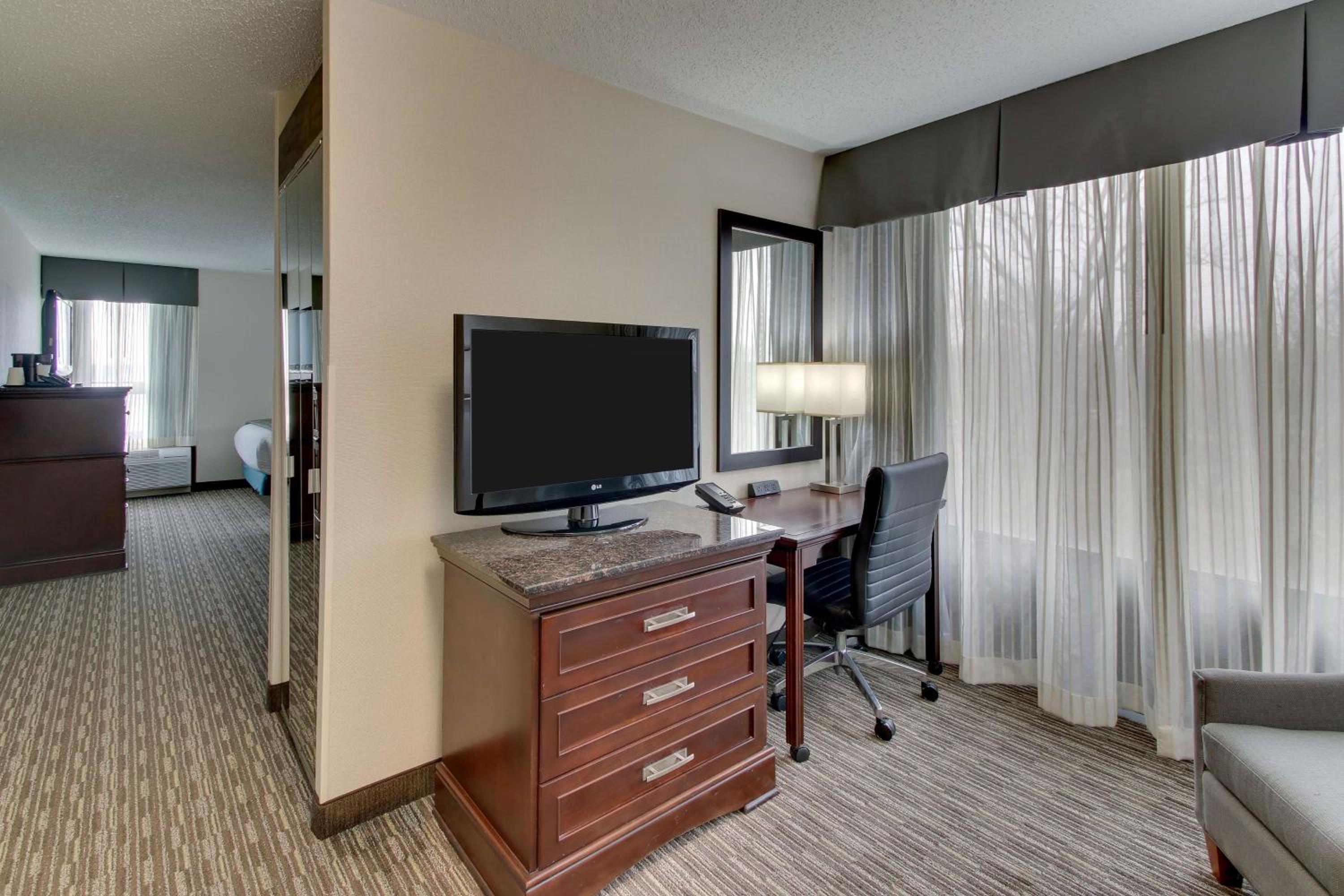 Queen Suite with Two Queen Beds - Photo 6