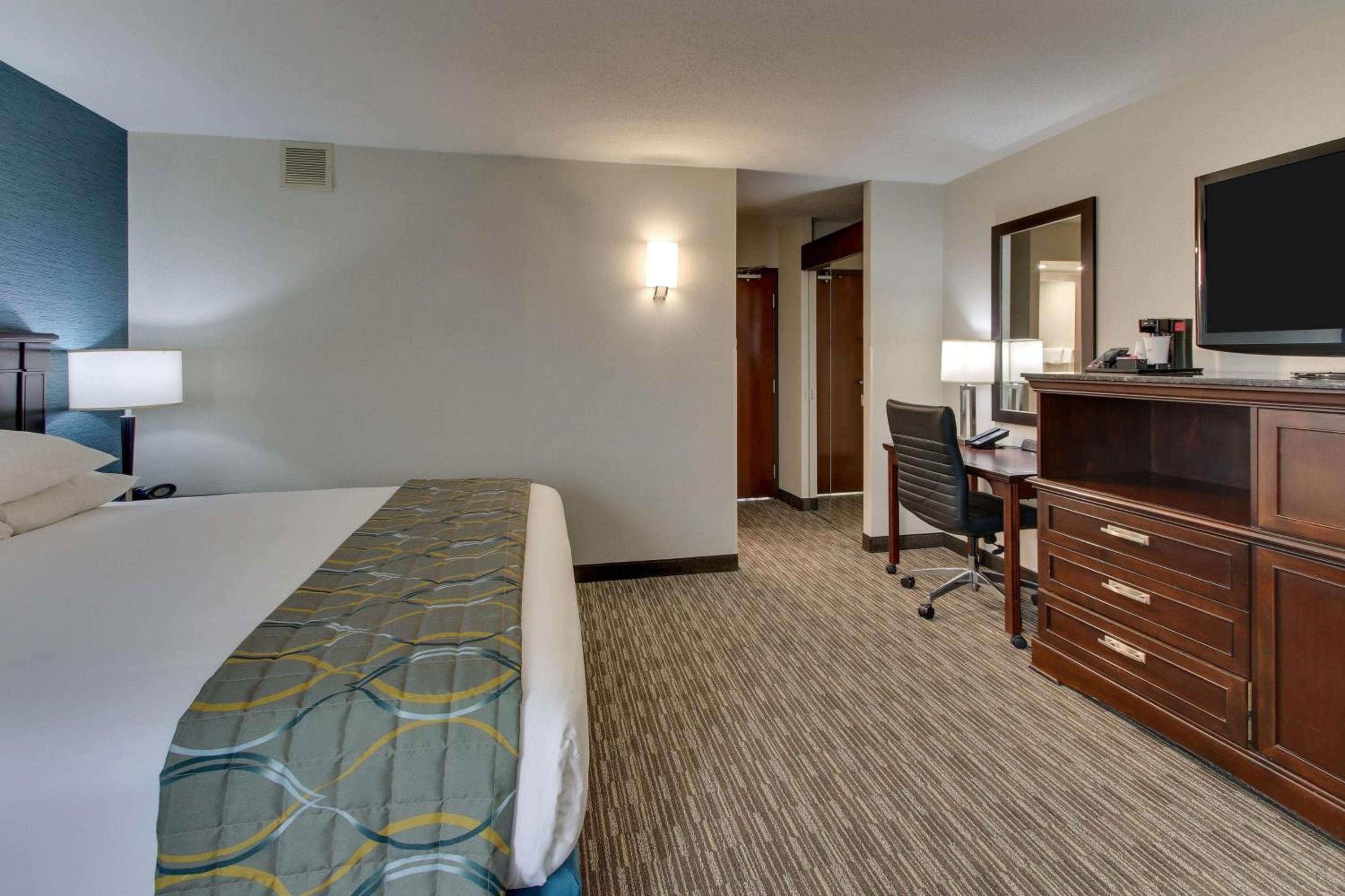 King Room - Non-Smoking - Photo 6