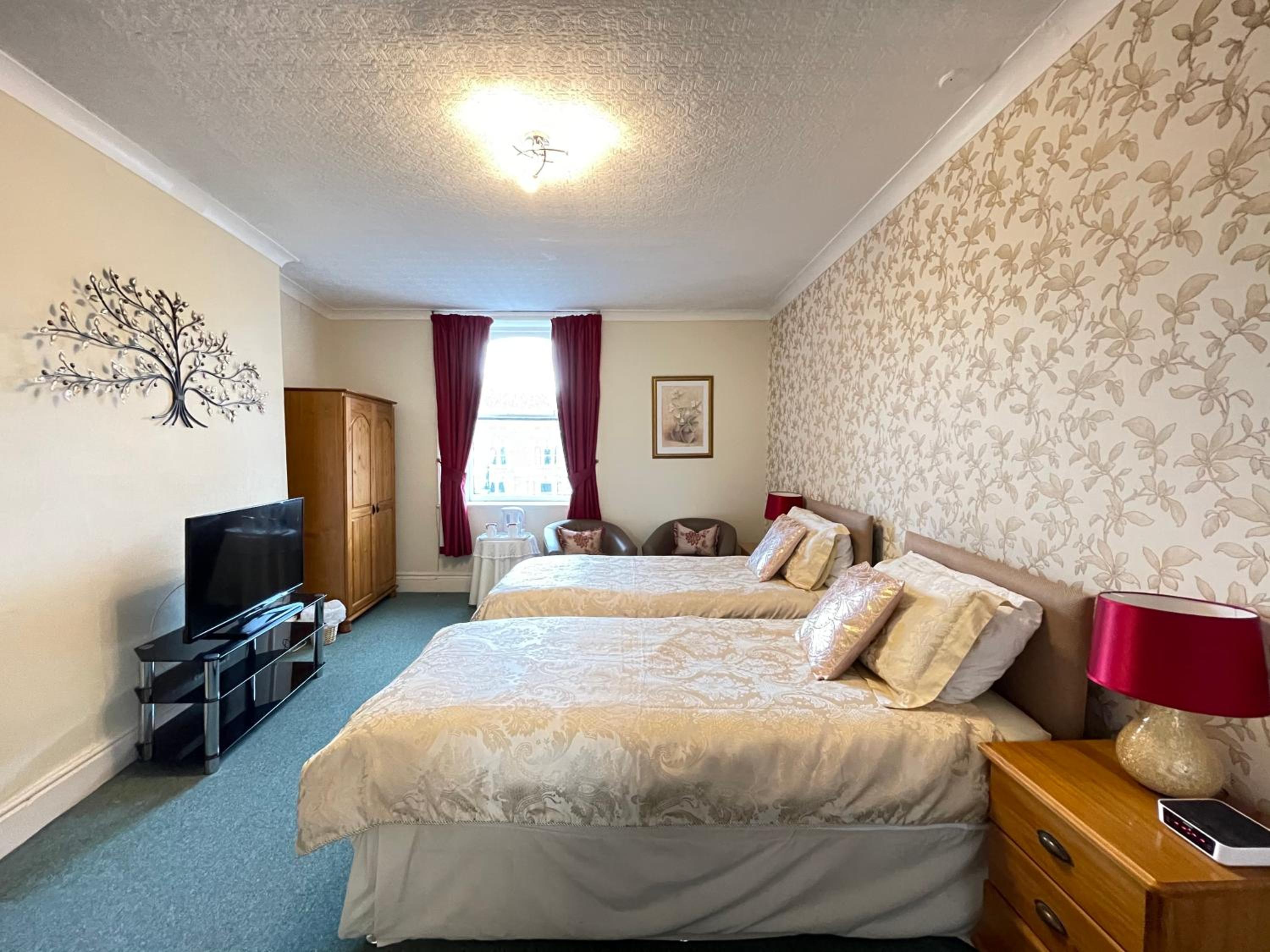 Double Room with Private Bathroom - Photo 4