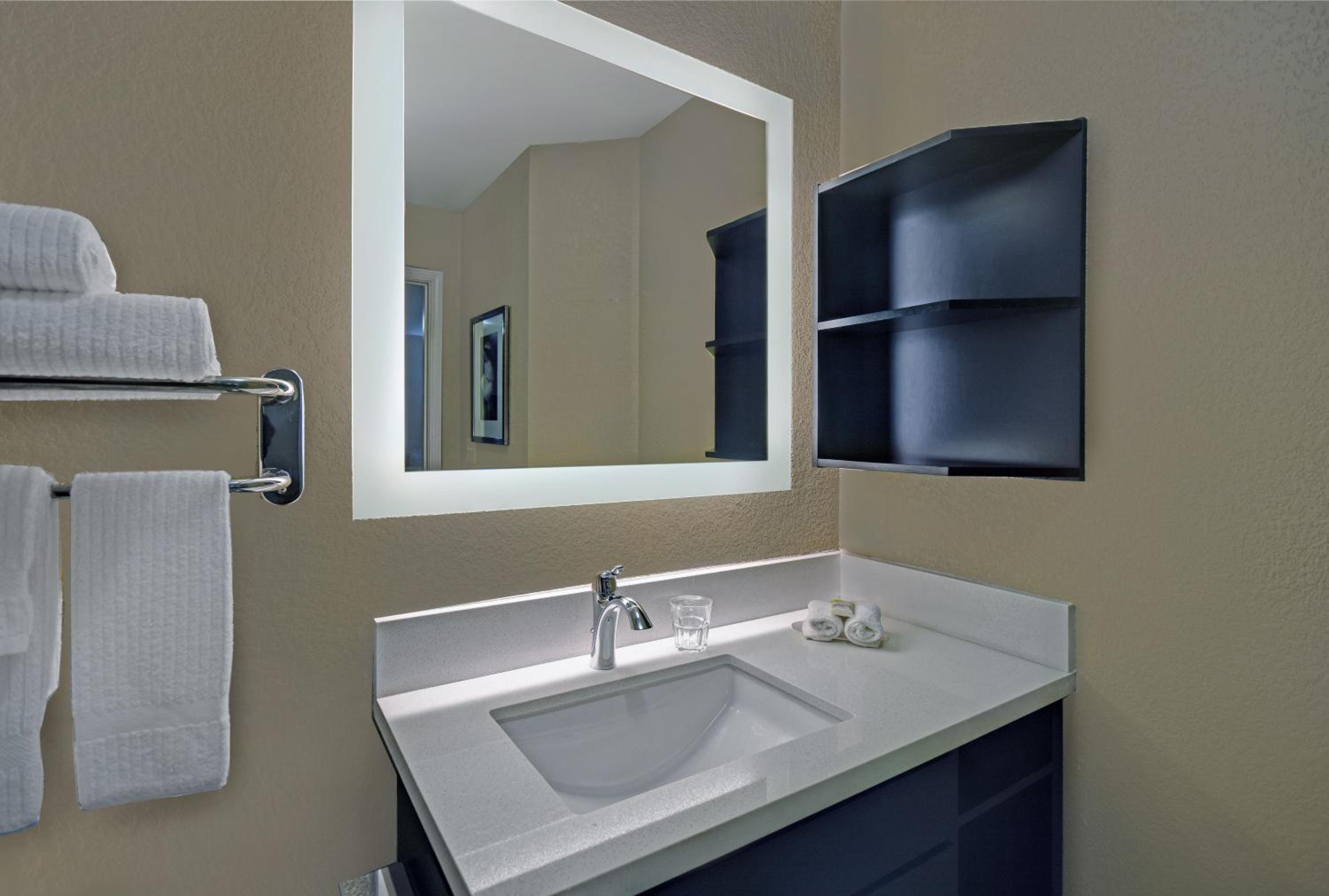 One-Bedroom King Suite - Photo 3