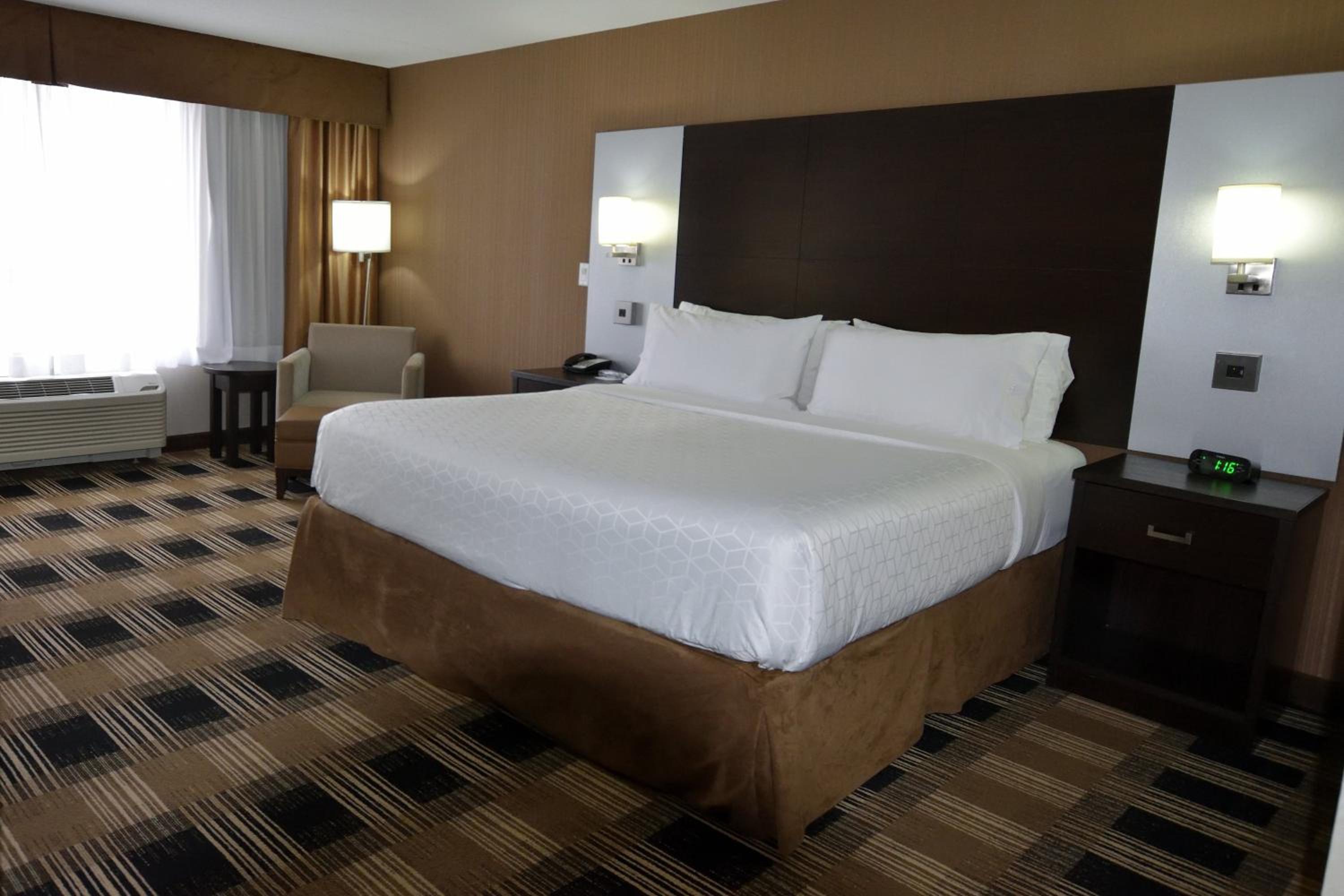 King Room - Mobility Access/Hearing Accessible photo 1
