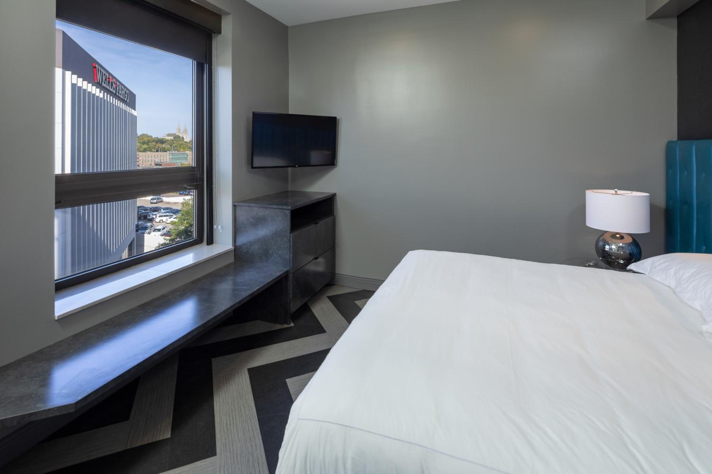 One-Bedroom Suite - Photo 2