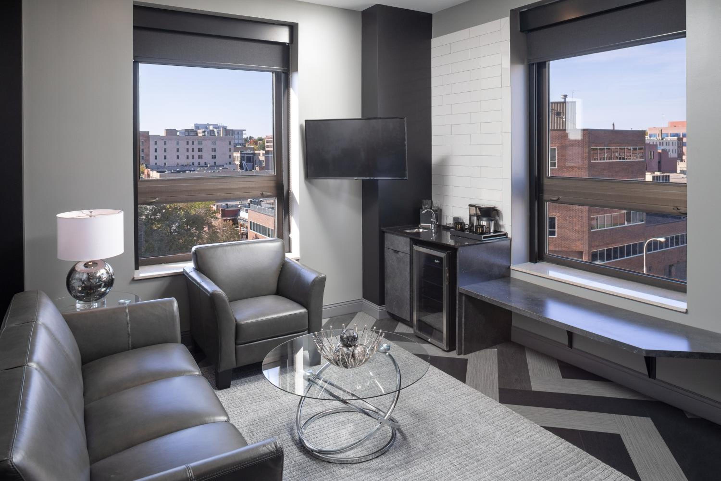 One-Bedroom Suite - Photo 5