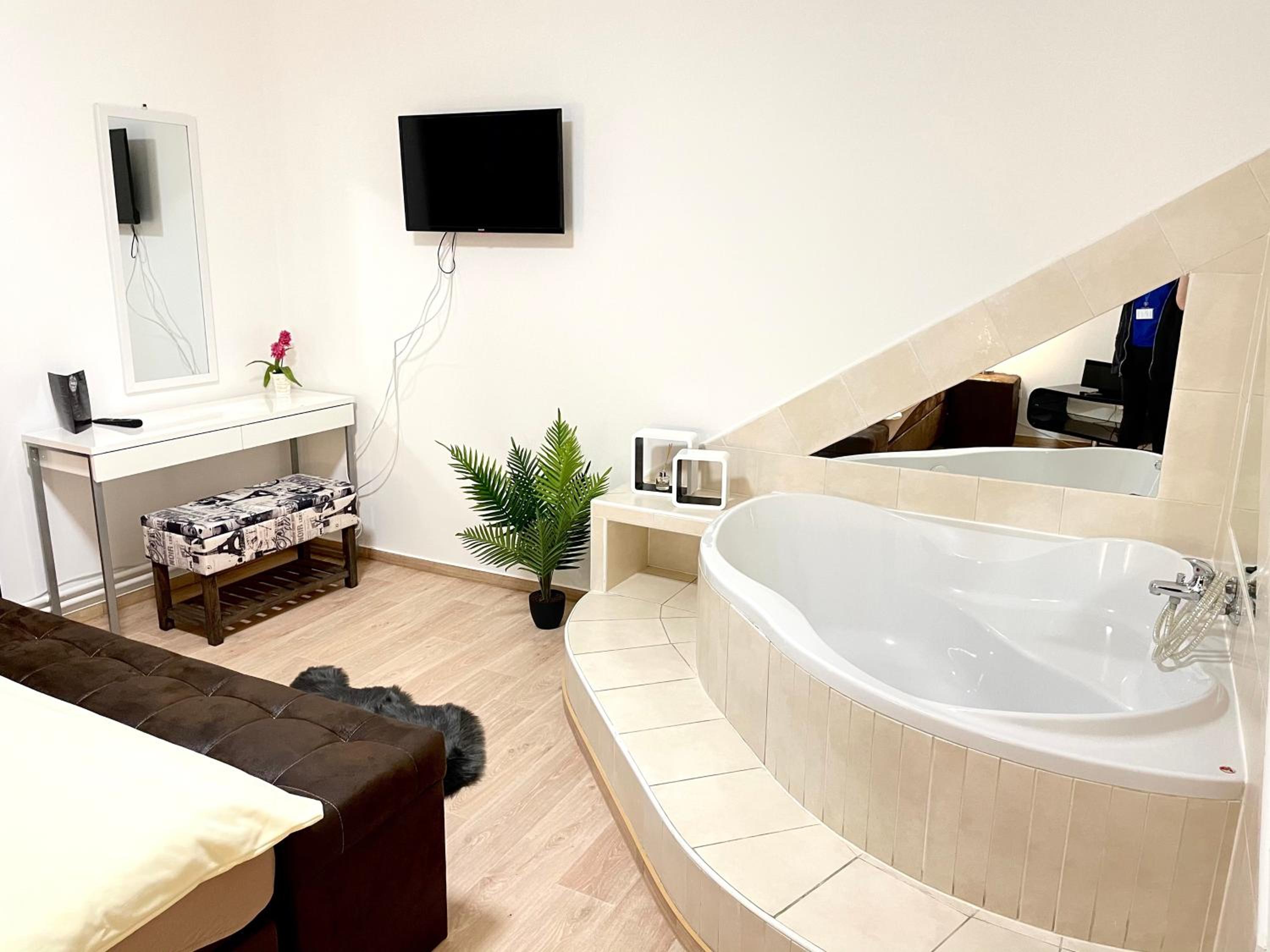 Deluxe Double Room with Bath - Photo 10
