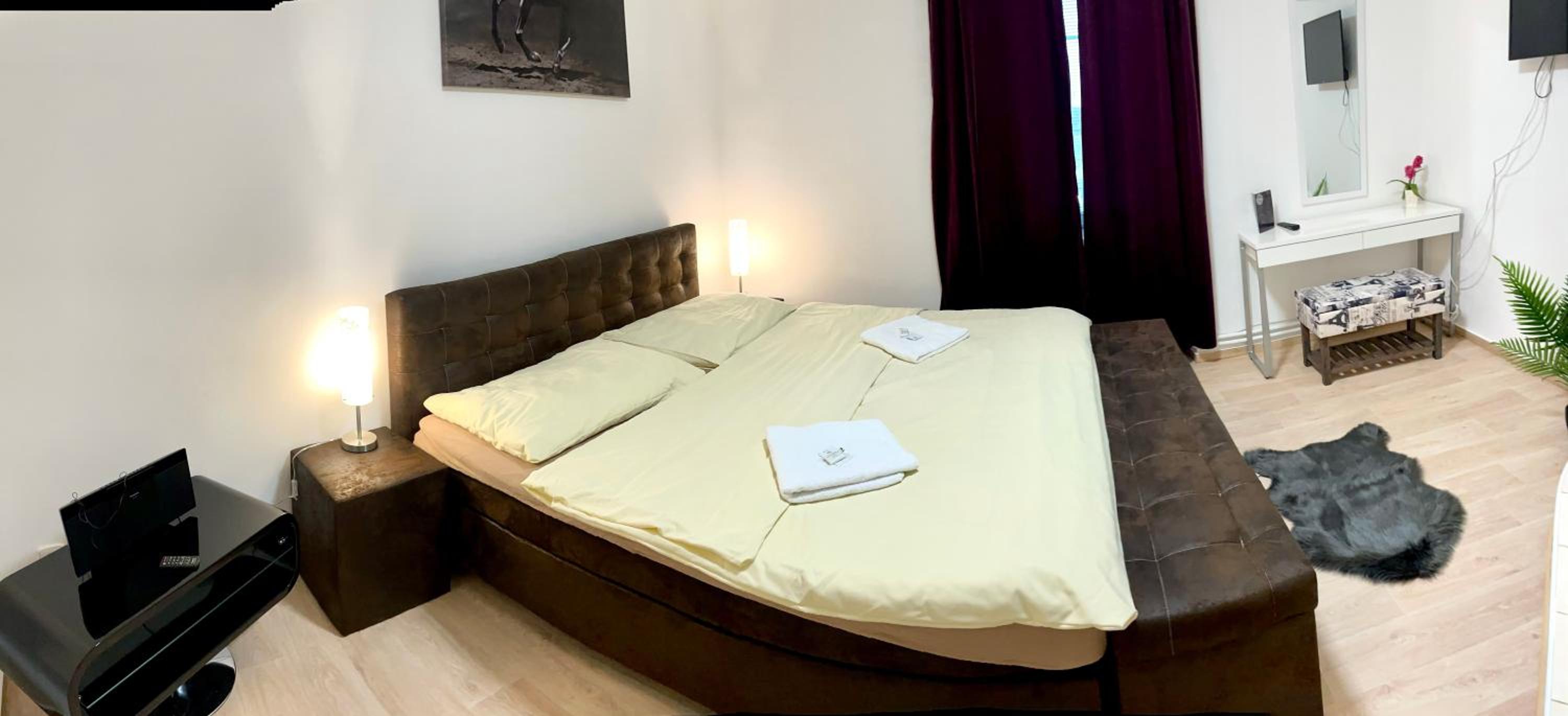 Deluxe Double Room with Bath - Photo 9
