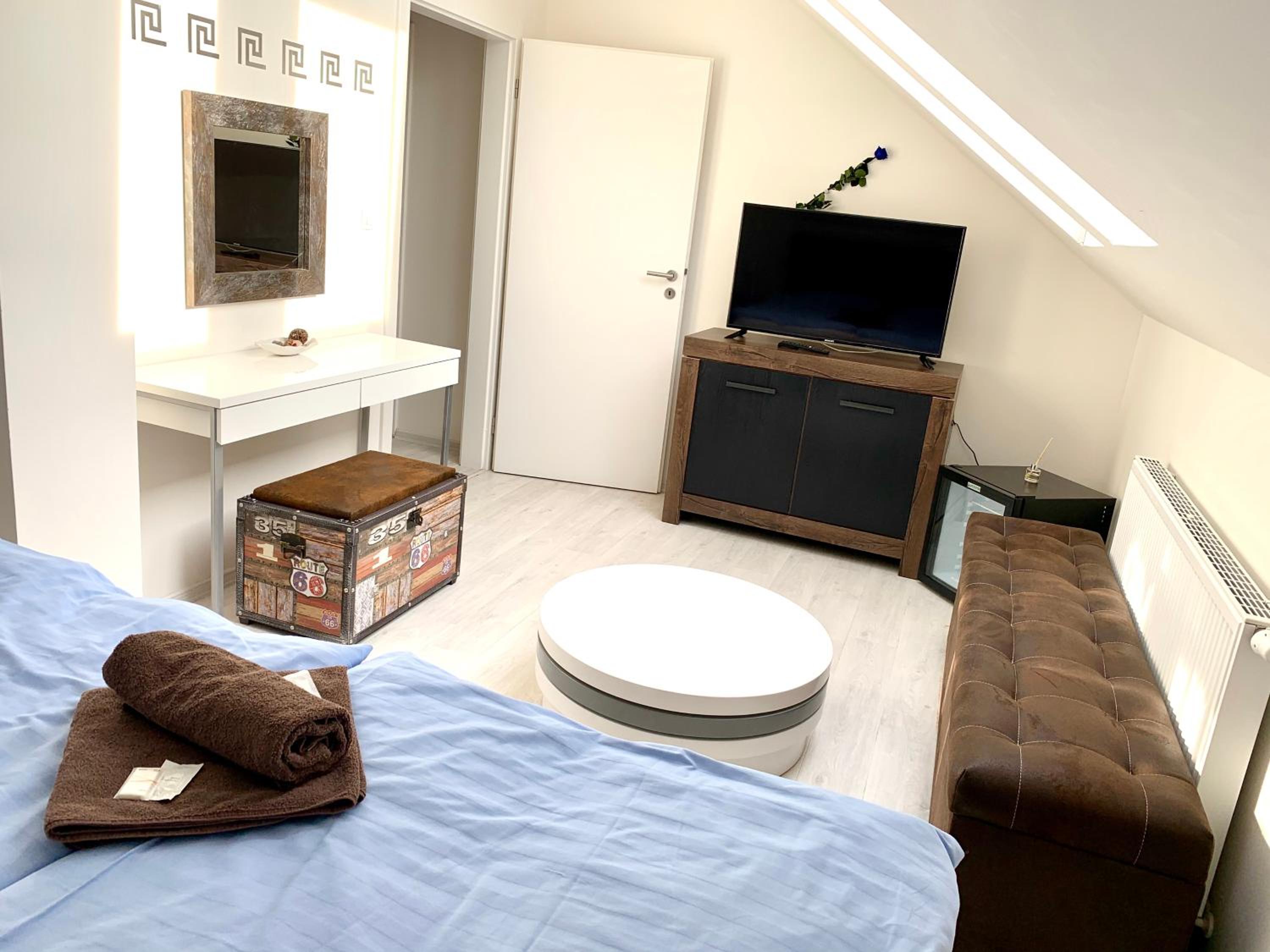 Deluxe King Room - Photo 7