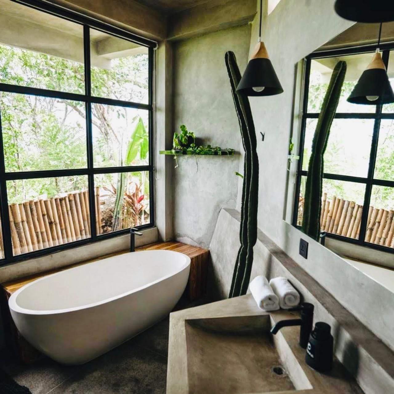 King Room with Bathtub - Photo 12