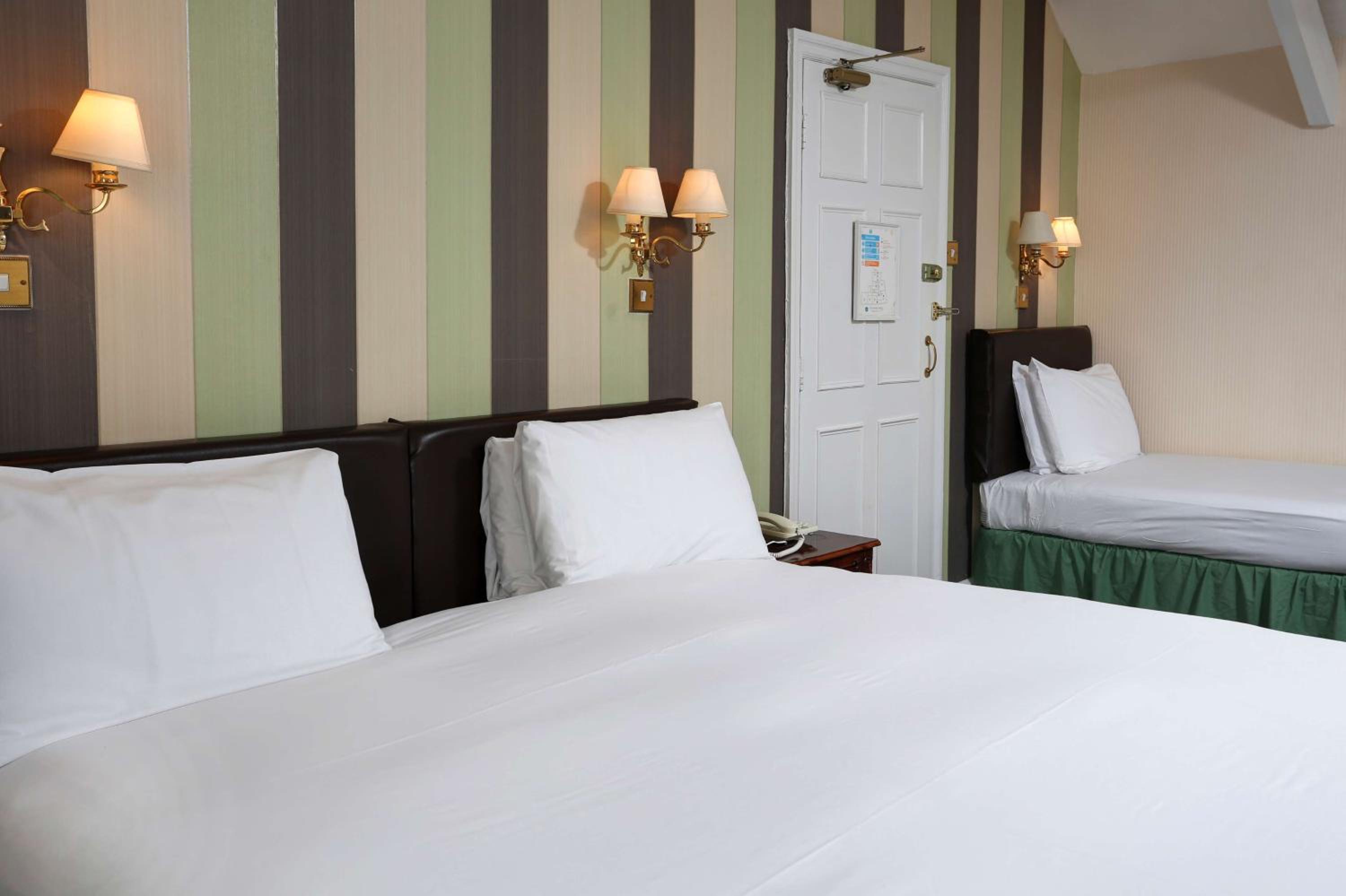 Family Room with One Double Bed and Two Single Beds - Non-Smoking