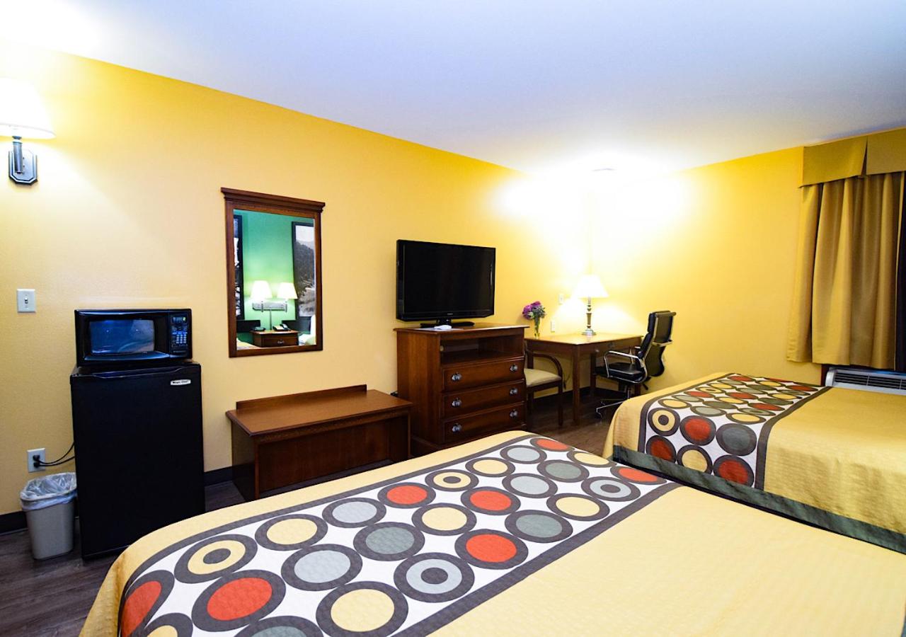Queen Room With Two Queen Beds - Non-Smoking - Photo 1