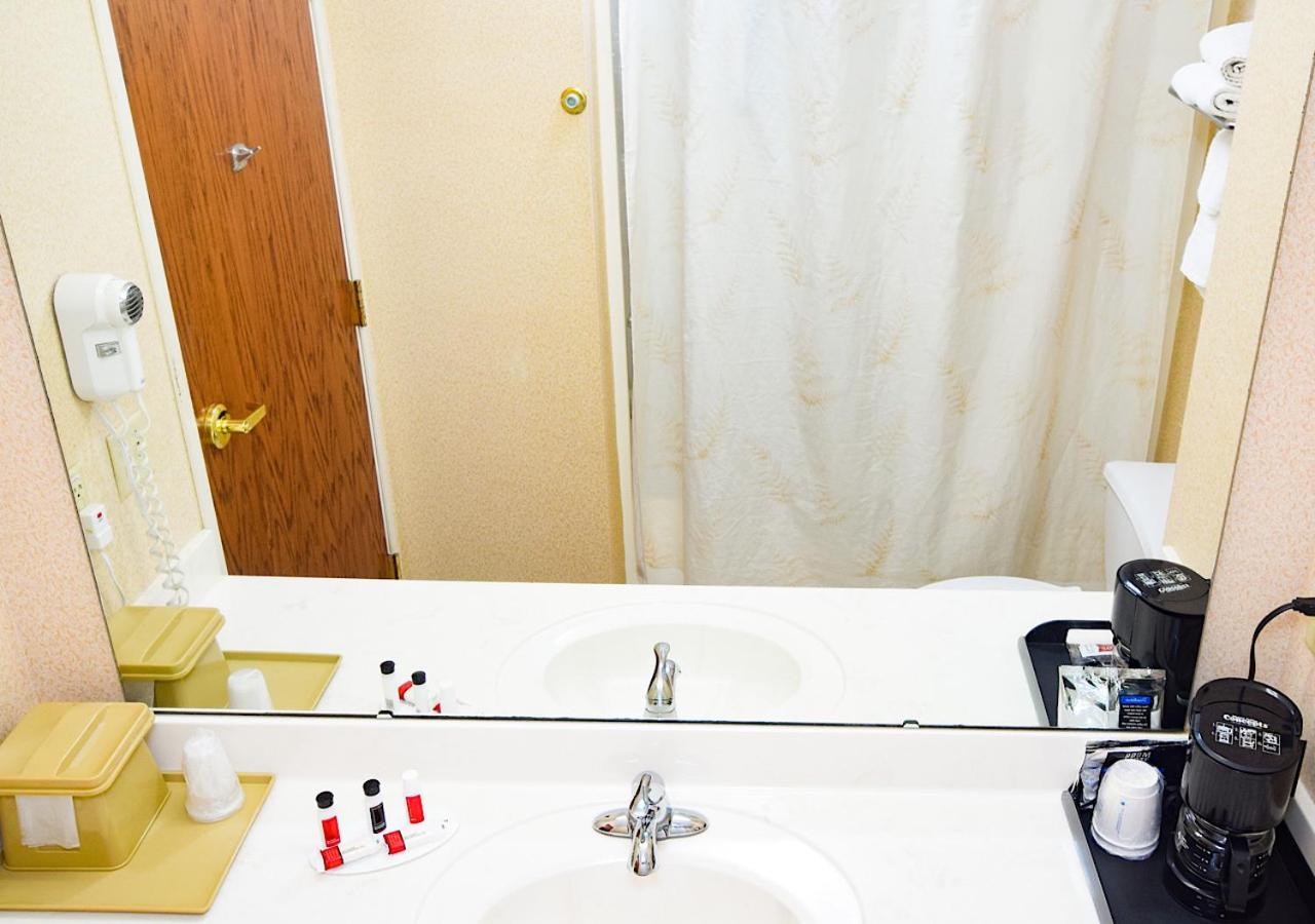 Queen Room With Two Queen Beds - Non-Smoking - Photo 2
