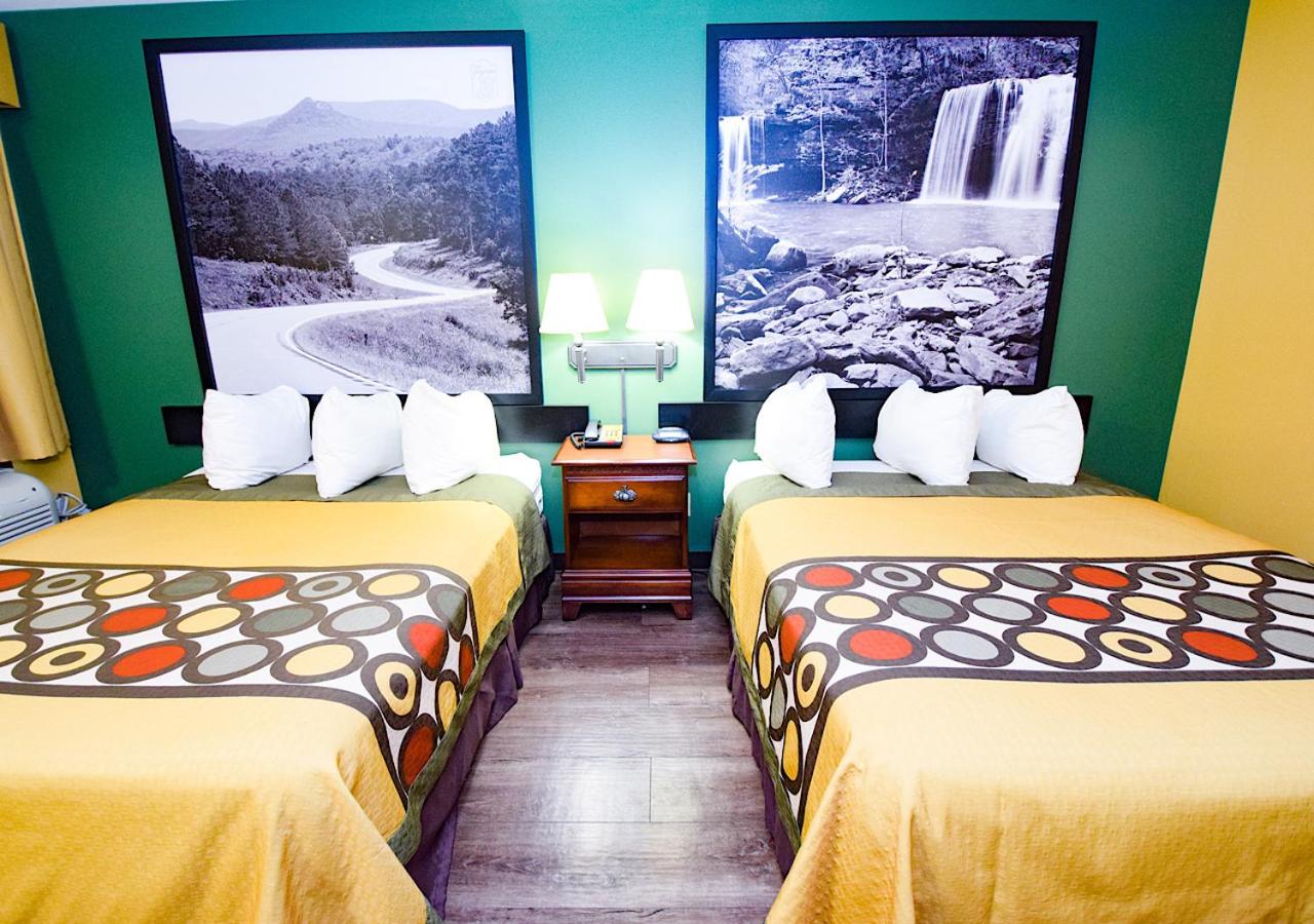 Queen Room With Two Queen Beds - Non-Smoking - Photo 3