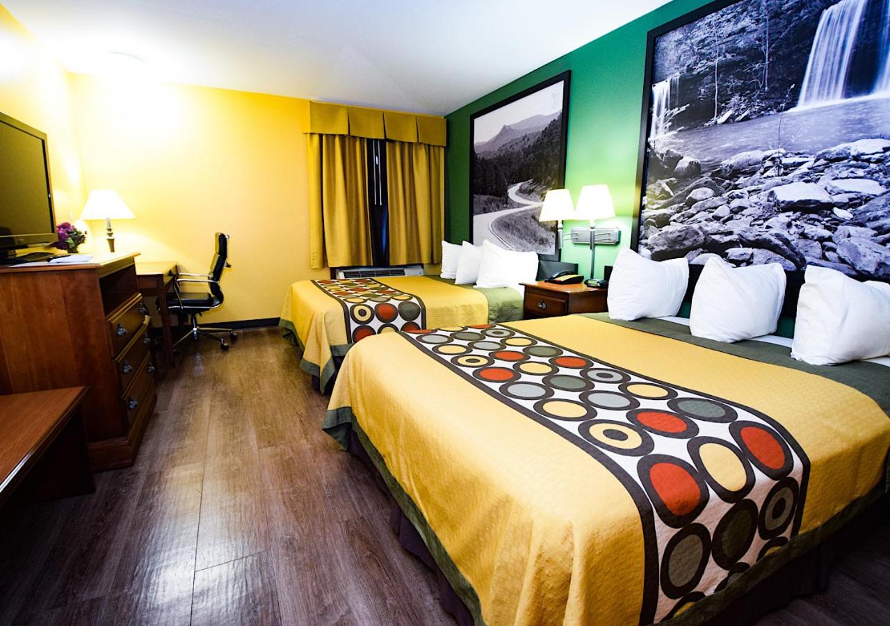 Queen Room With Two Queen Beds - Non-Smoking - Photo 4