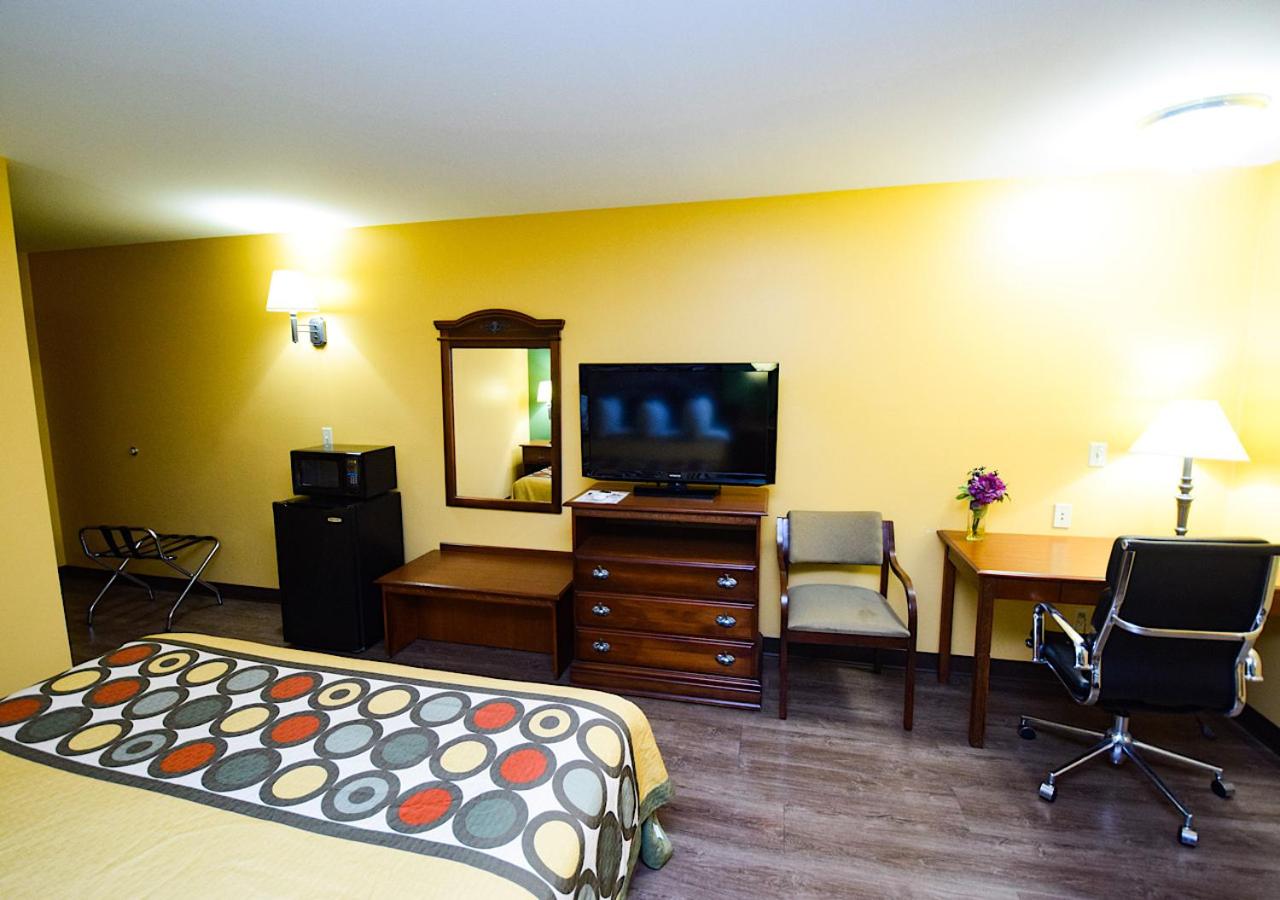 Queen Room With Two Queen Beds - Non-Smoking - Photo 5