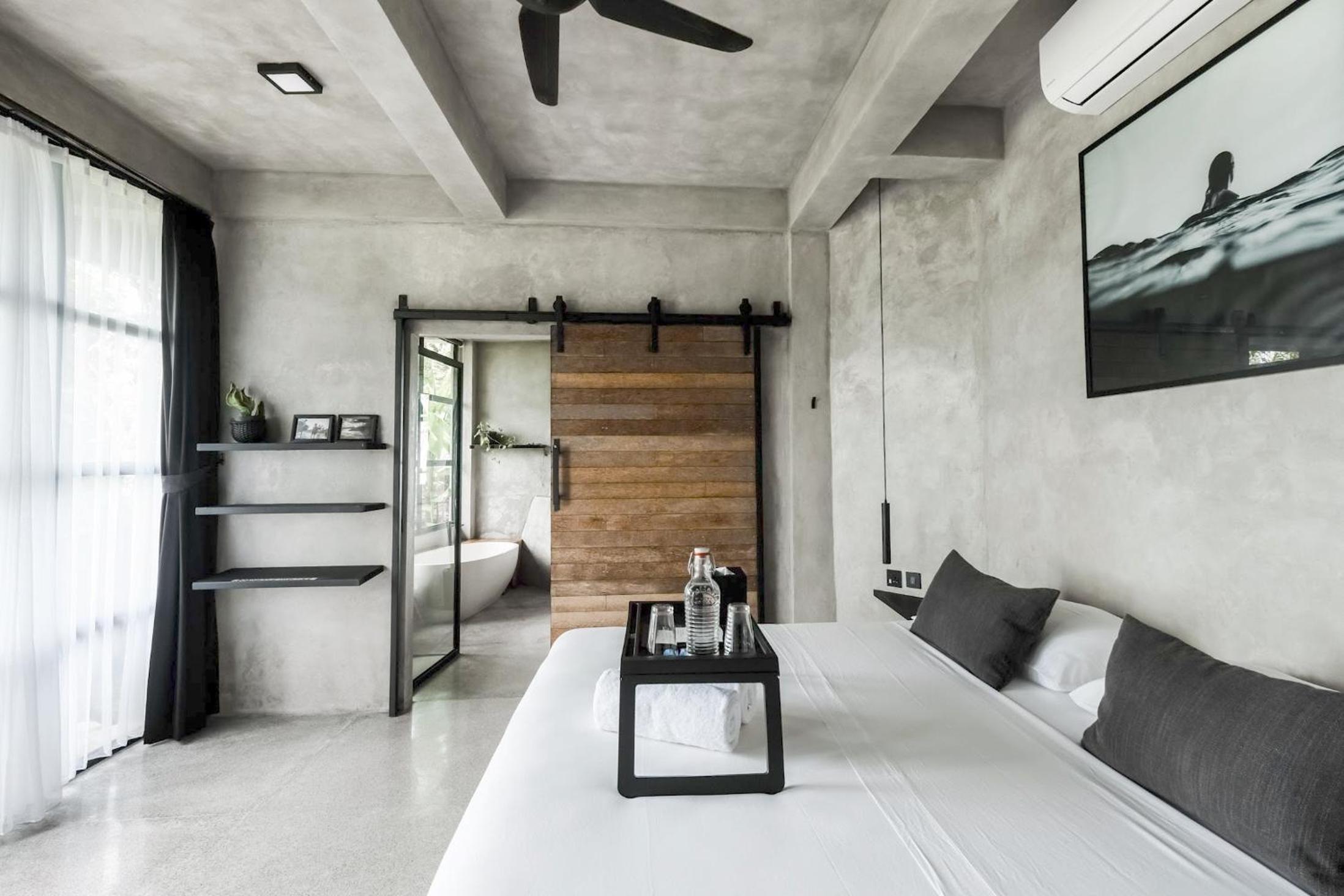 King Room with Bathtub - Photo 13