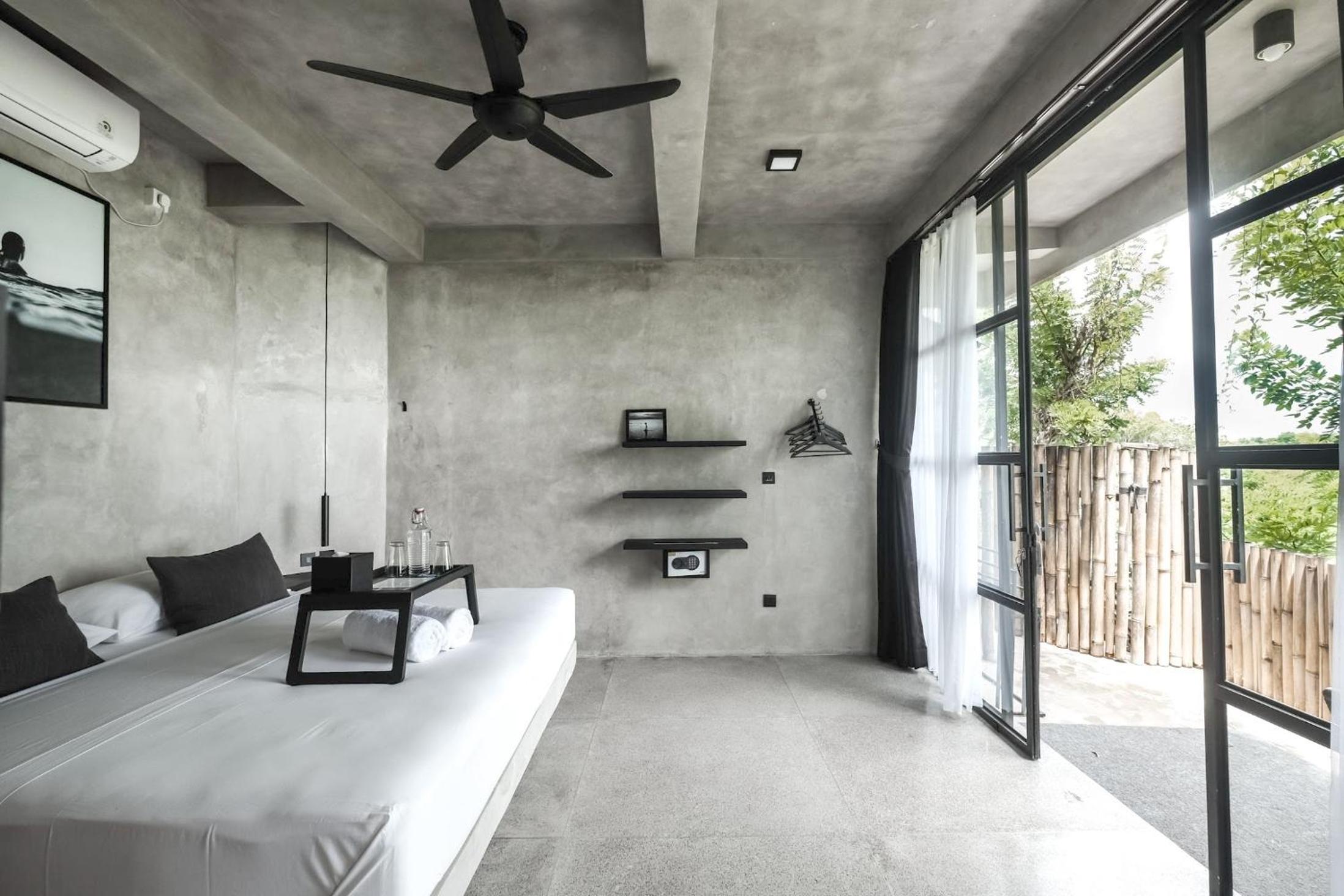 King Room with Bathtub - Photo 18