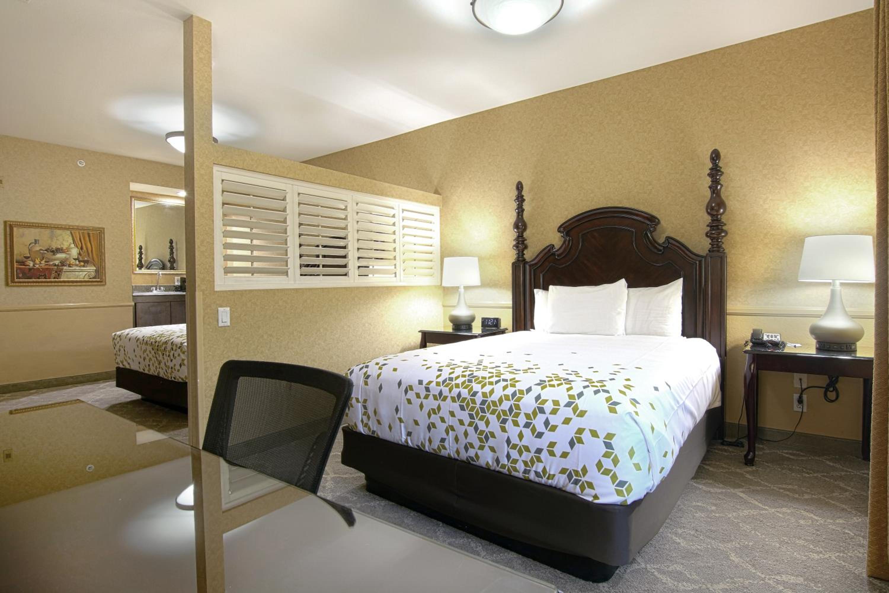 Room with Two Queen Beds - Non-Smoking - Photo 4