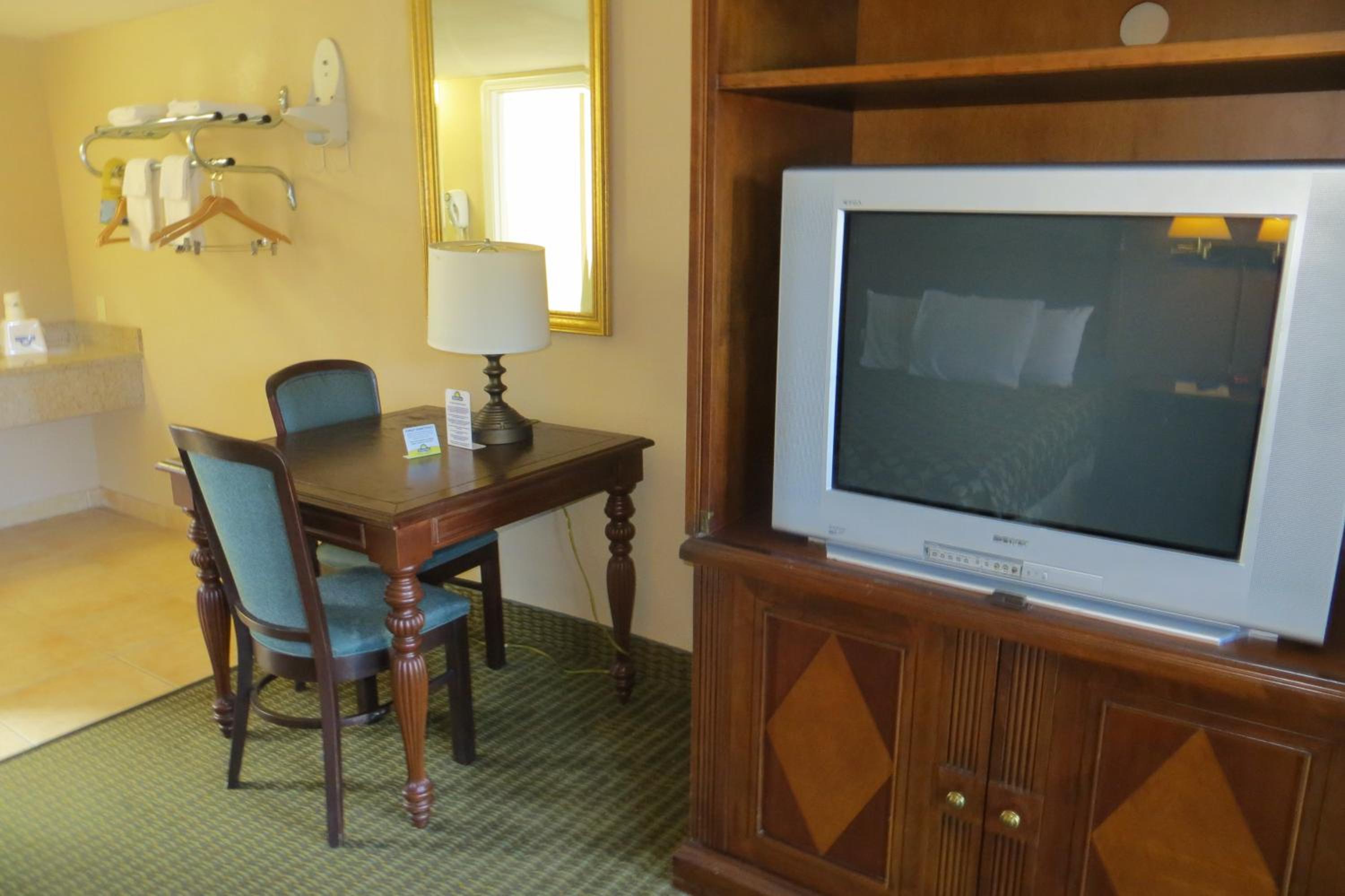 Deluxe King Room - Smoking photo 2