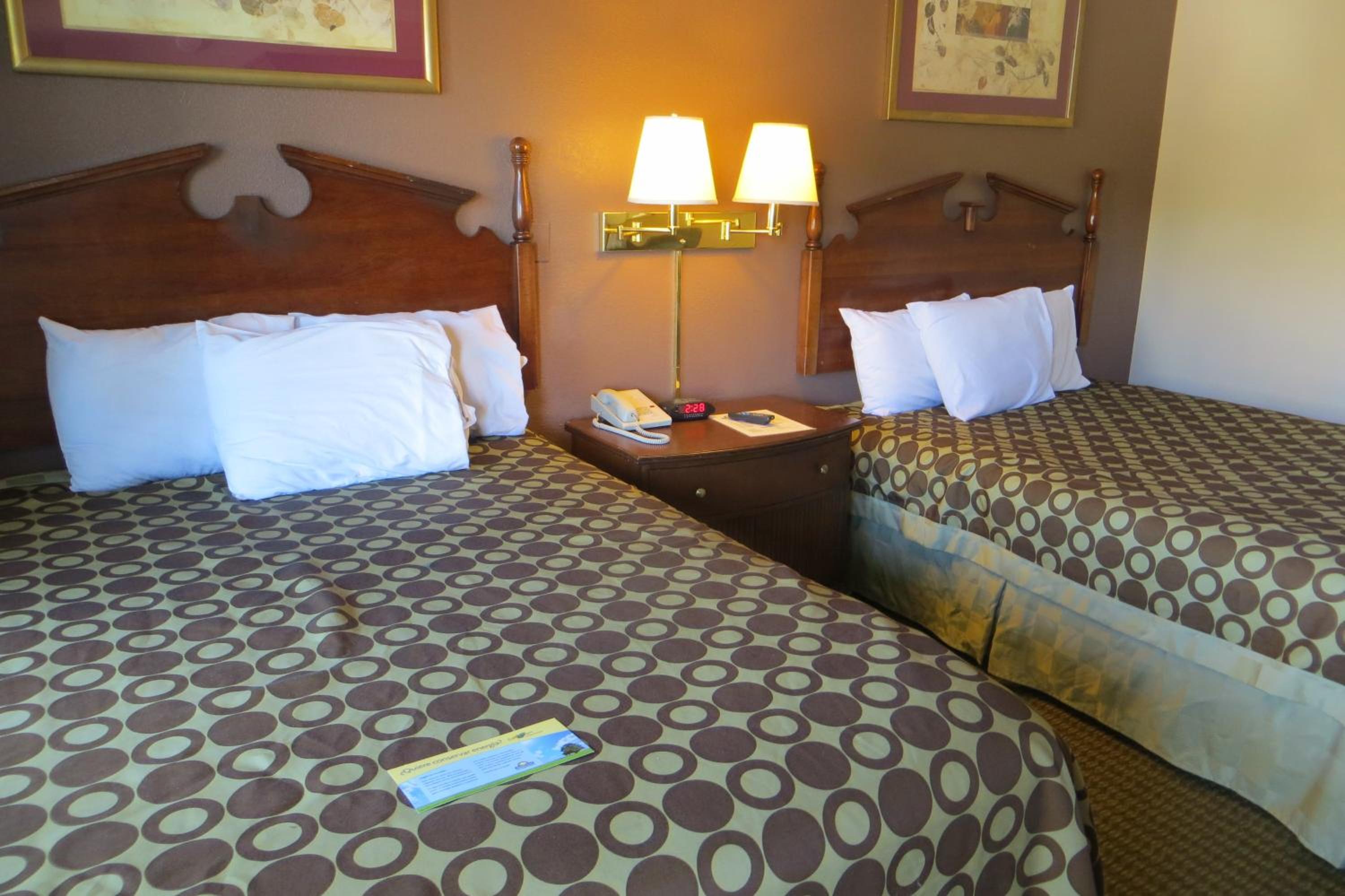 Queen Room with Two Queen Beds - Non-Smoking photo 2
