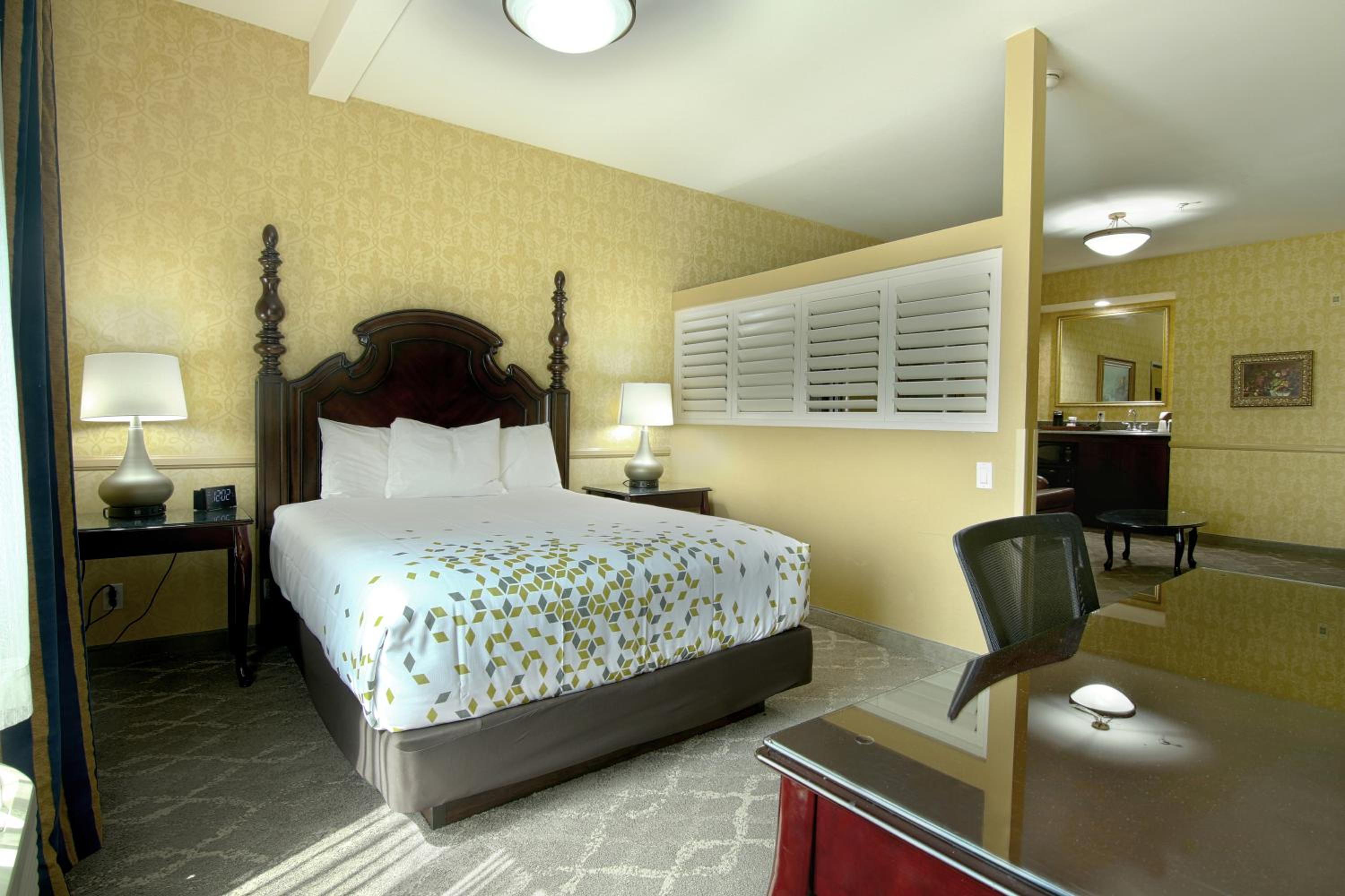 King Room - Non-Smoking - Photo 2