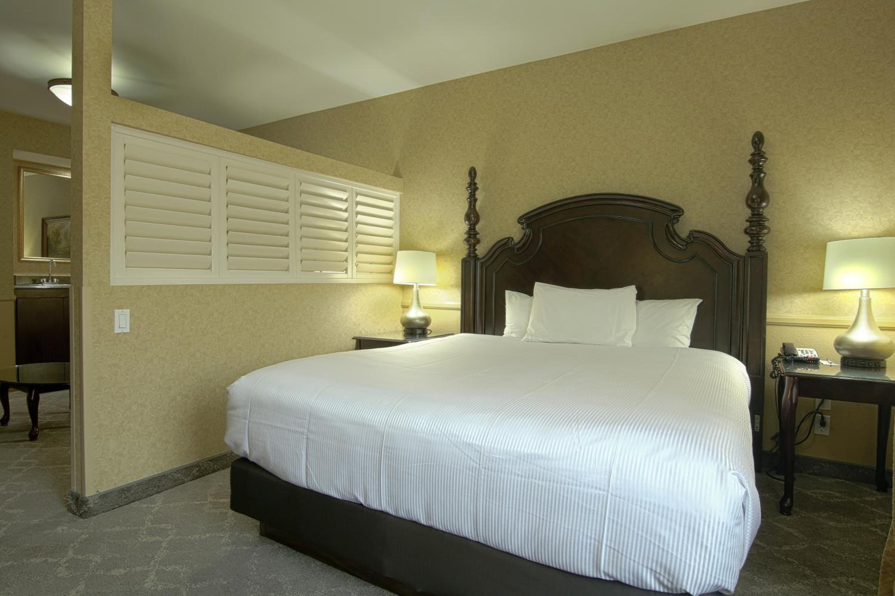 King Room - Non-Smoking - Photo 3
